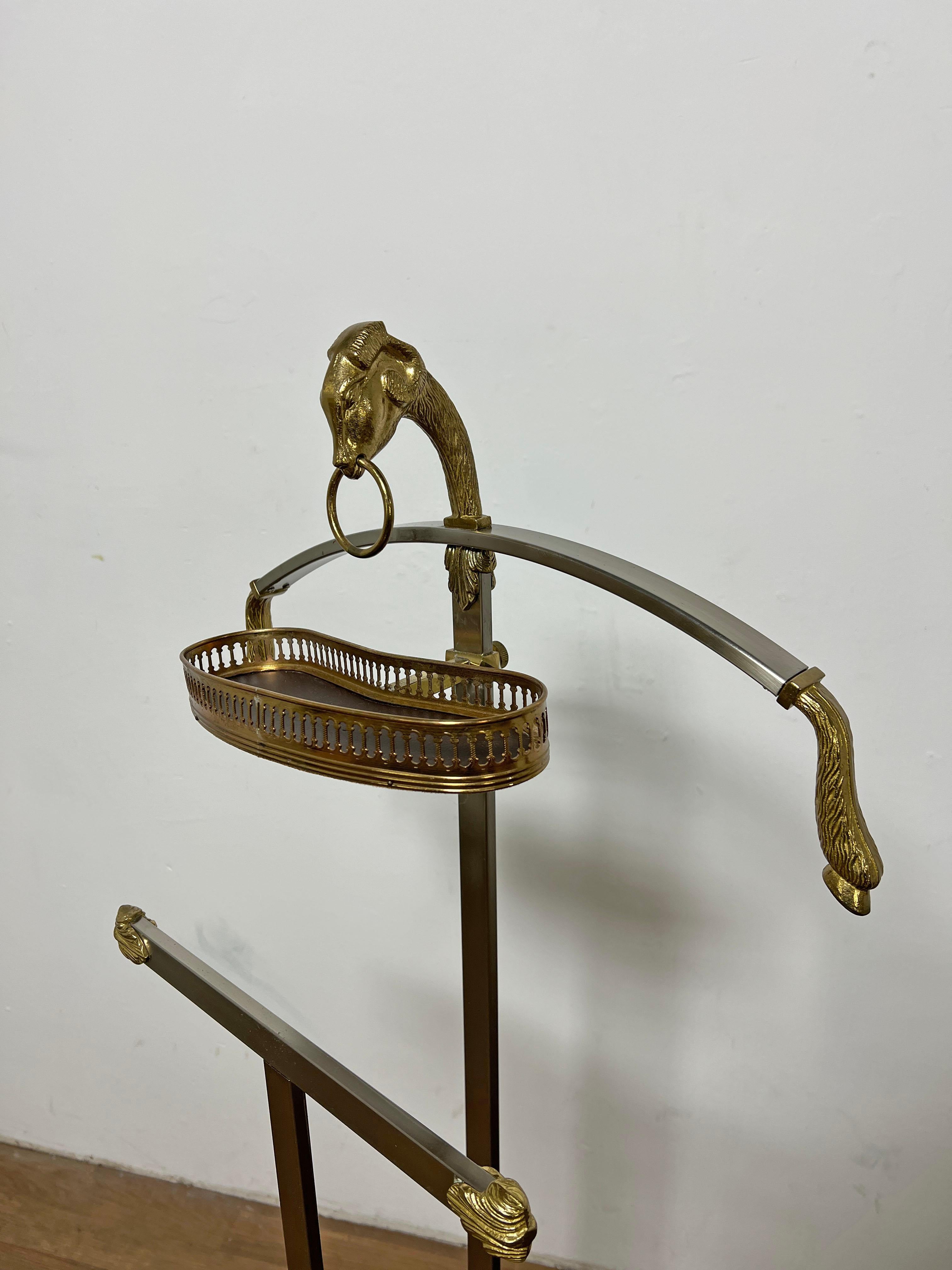 Valet de chambre pour homme en métal mélangé avec motif de chevaux et de sabots, à la manière de la Maison Jansen, vers les années 1960. Fait en Italie.