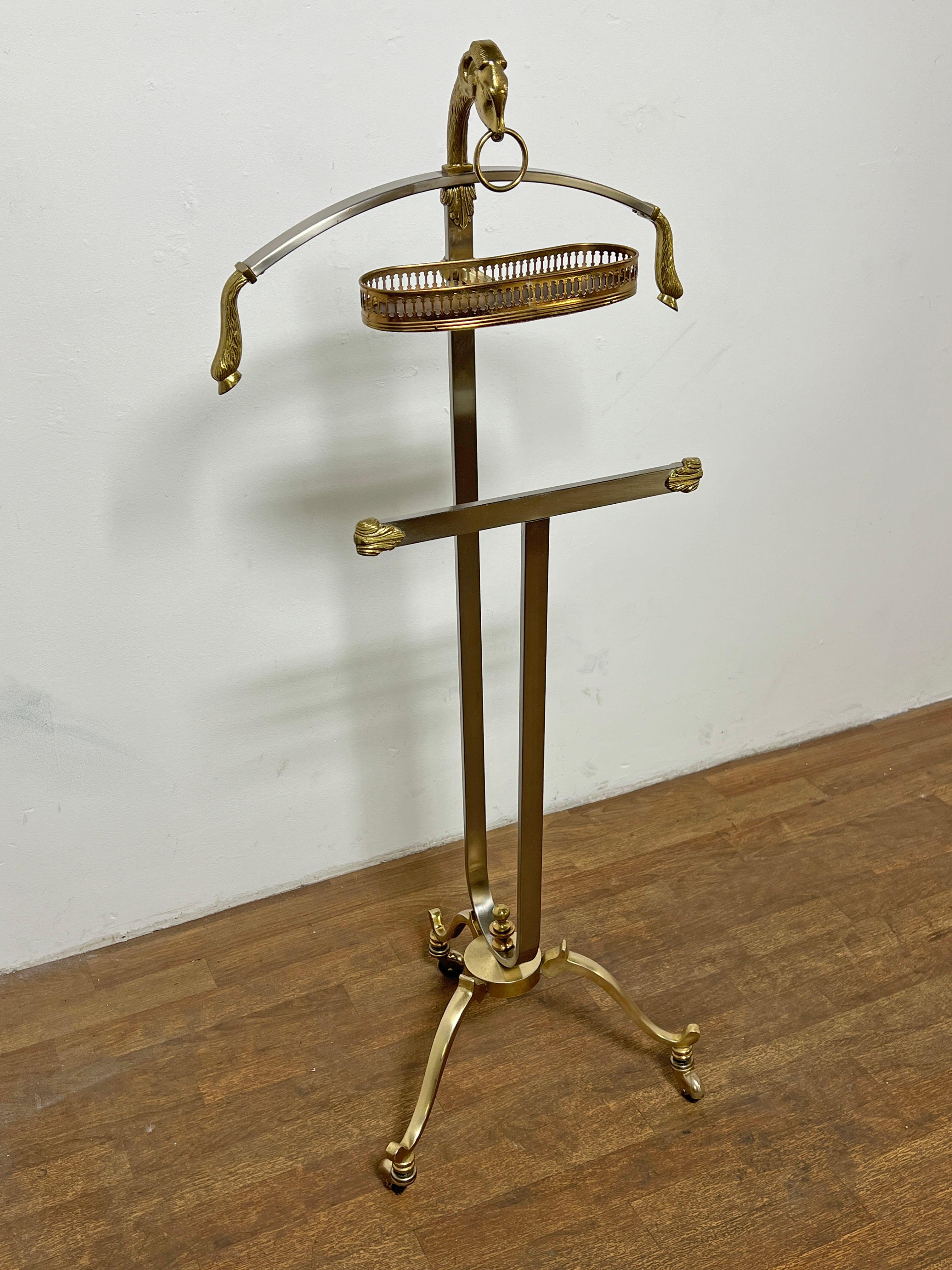 Milieu du XXe siècle Vide-poches italien en métal mixte avec motif de chevaux et de sabots Circa 1960s en vente