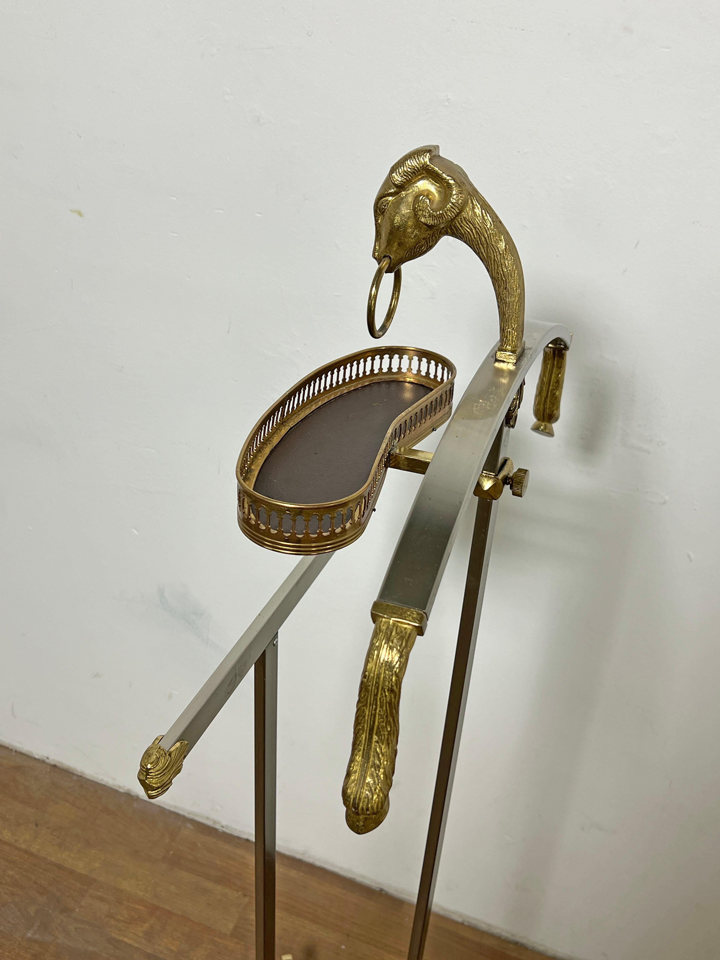 Laiton Vide-poches italien en métal mixte avec motif de chevaux et de sabots Circa 1960s en vente