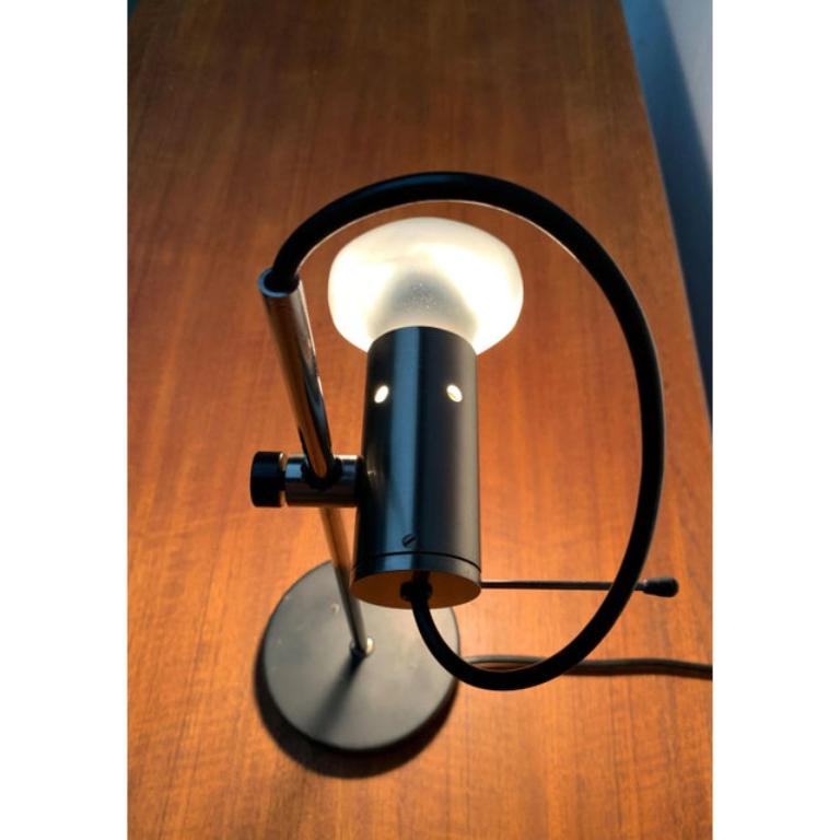 Italiano Lampada da tavolo italiana Model 251 di Tito Agnoli per Oluce, anni '50 in vendita