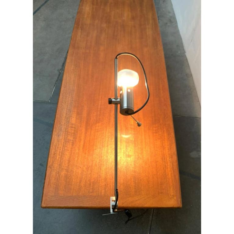 Un raro classico del design di Oluce su disegno di Tito Agnoli degli anni Cinquanta.

Un design minimalista degli anni '50 che era molto in anticipo sui tempi. La testa della luce è costituita da un semplice cilindro di metallo. La parte posteriore
