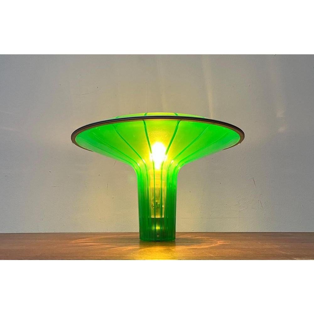 Un classico del design del produttore italiano Luceplan, secondo un progetto di Ross Lovebrove del 2001. Qui nel raro colore verde.

Il nome Agaricon (che in greco significa fungo) si riflette nella forma del corpo del Luminaire, realizzato in