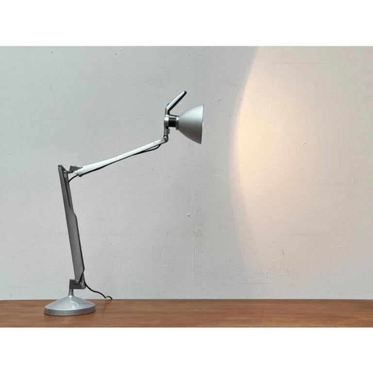 A design classic from the Italian manufacturer Luceplan based on a design by Alberto Meda and Paolo Rizzatto.

An elegant design with high flexibility. The lamp impresses with its functionality. The lamp head with its distinctive and very practical