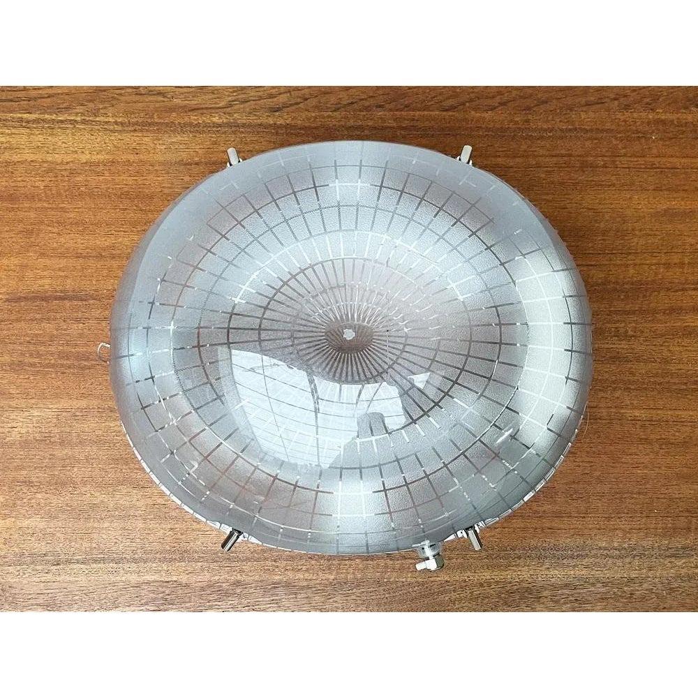 Imponente lampada a sospensione del produttore italiano iguzzini su disegno dell'architetto Paul/One.

Il design è stato creato per l'espansione dell'aeroporto di Parigi Charles de Gaulles. Il gioiello è una lampada funzionale dal carattere di