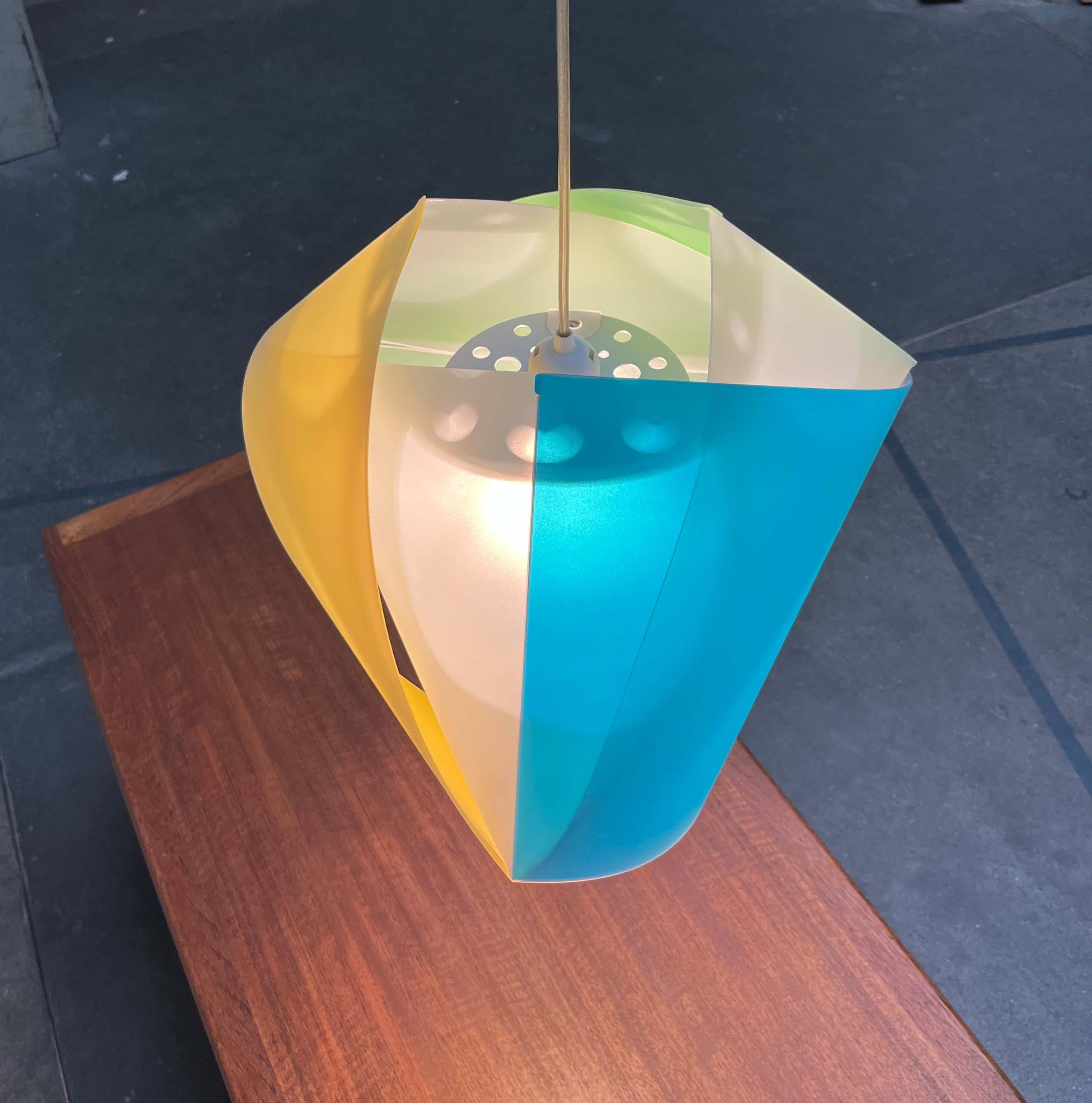 Impressive pendant lamp by Slamp.

The design impresses with its materiality and colorfulness. The lamp body is made of a folded structure of translucent Opalflex plastic. The various surfaces are assembled under tension to form this ornamental