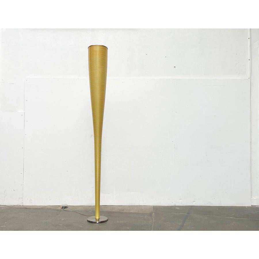 Imposing floor lamp from the Italian manufacturer Foscarini based on a design by Marc Sadler from 2000. Here is the version with a normal E27 socket.

An elegant design with special materiality. The slim lamp body is made of a composite of