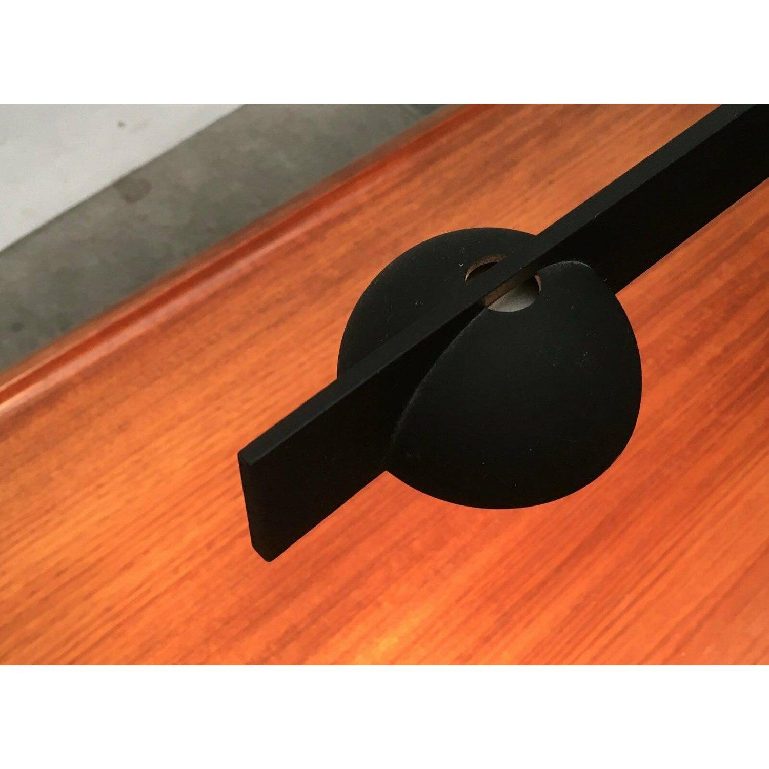 Lampe de table postmoderne du fabricant italien Italiana Luce basée sur un design de Mario Barbaglia et Marco Colombo des années 80.

Lampe de table sculpturale à la forme changeante, passant d'une forme longue, étroite et cohérente à une forme qui