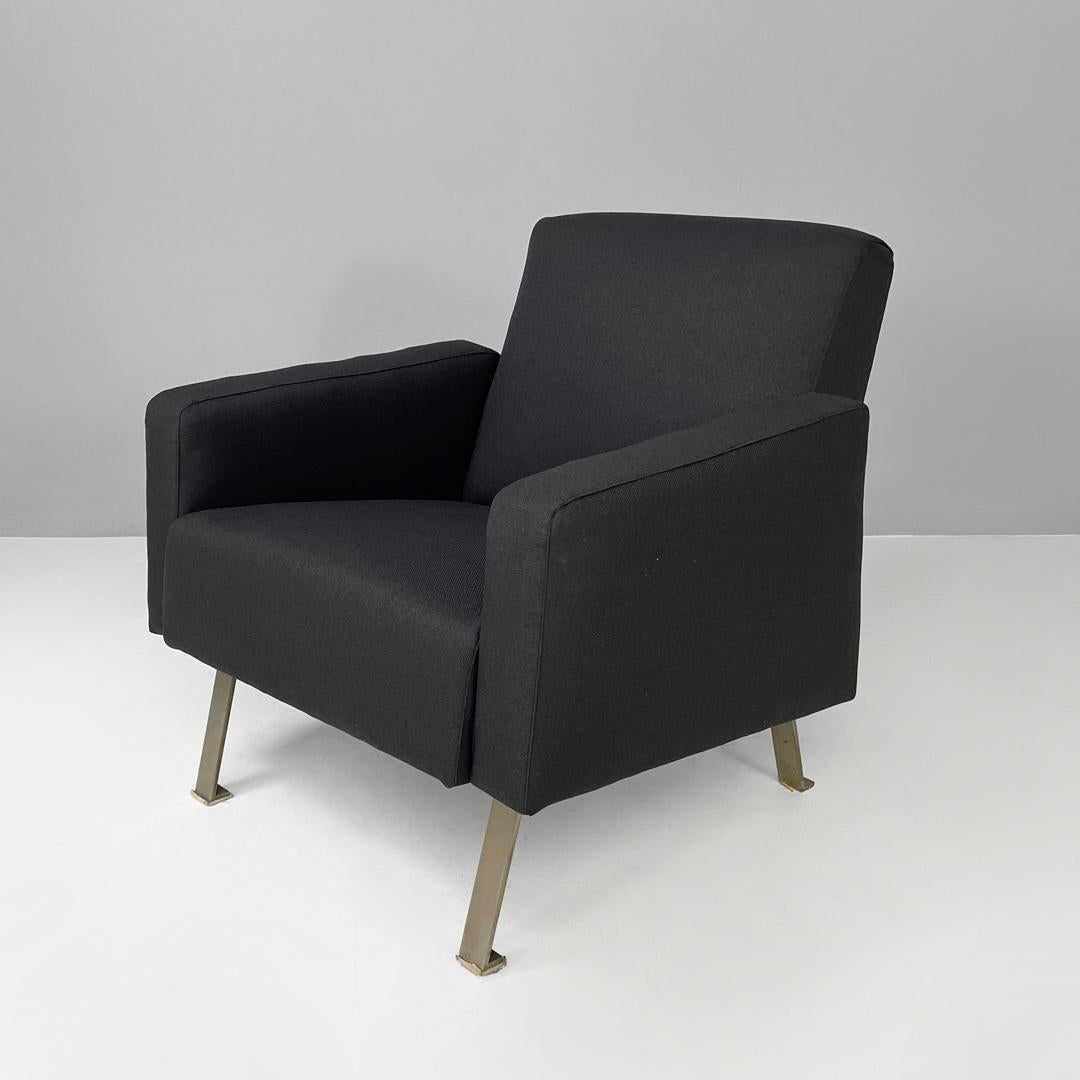 Fauteuils modérés italiens quadrillés en tissu noir avec pieds en métal, années 1970.
Paire de fauteuils en tissu noir. L'assise, le dossier et les accoudoirs ont des formes linéaires, carrées et essentielles. Les quatre pieds sont en métal chromé