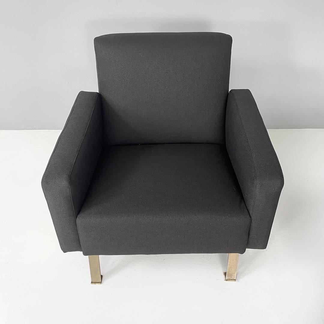 Métal Fauteuils modérés italiens quadrillés en tissu noir avec pieds en métal, années 1970. en vente