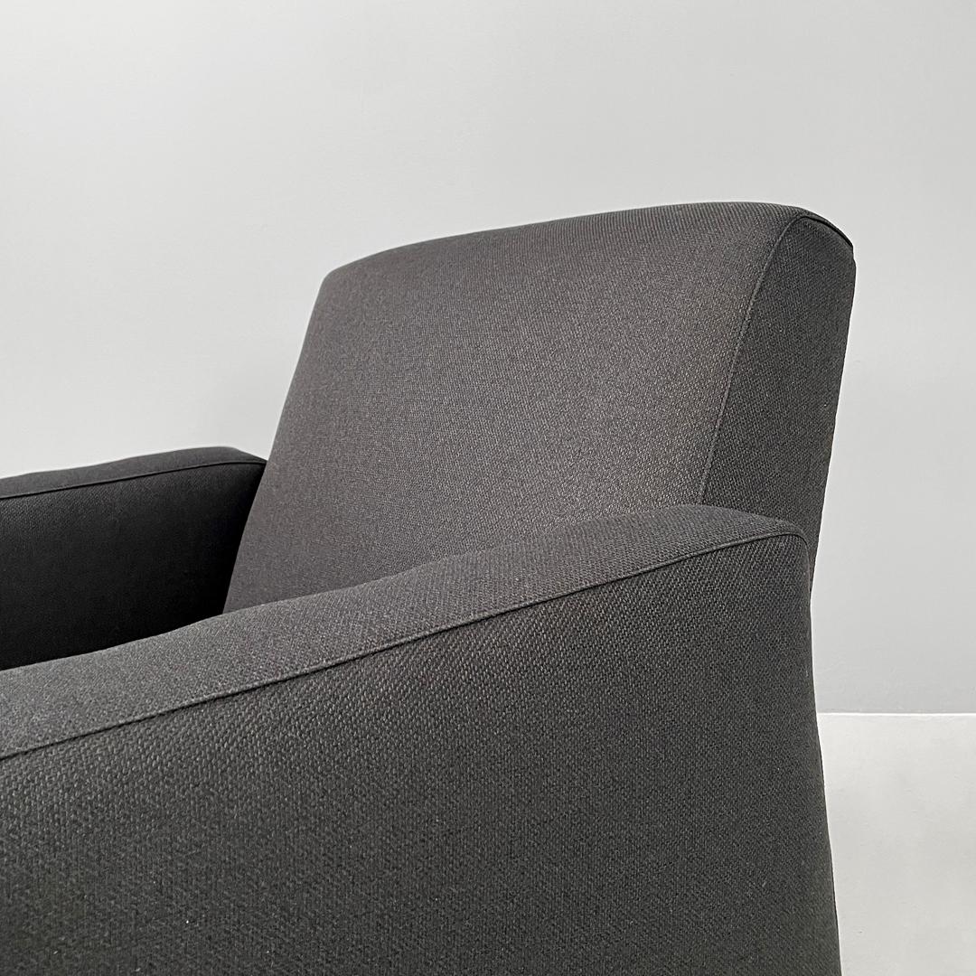 Fauteuils modérés italiens quadrillés en tissu noir avec pieds en métal, années 1970. en vente 1