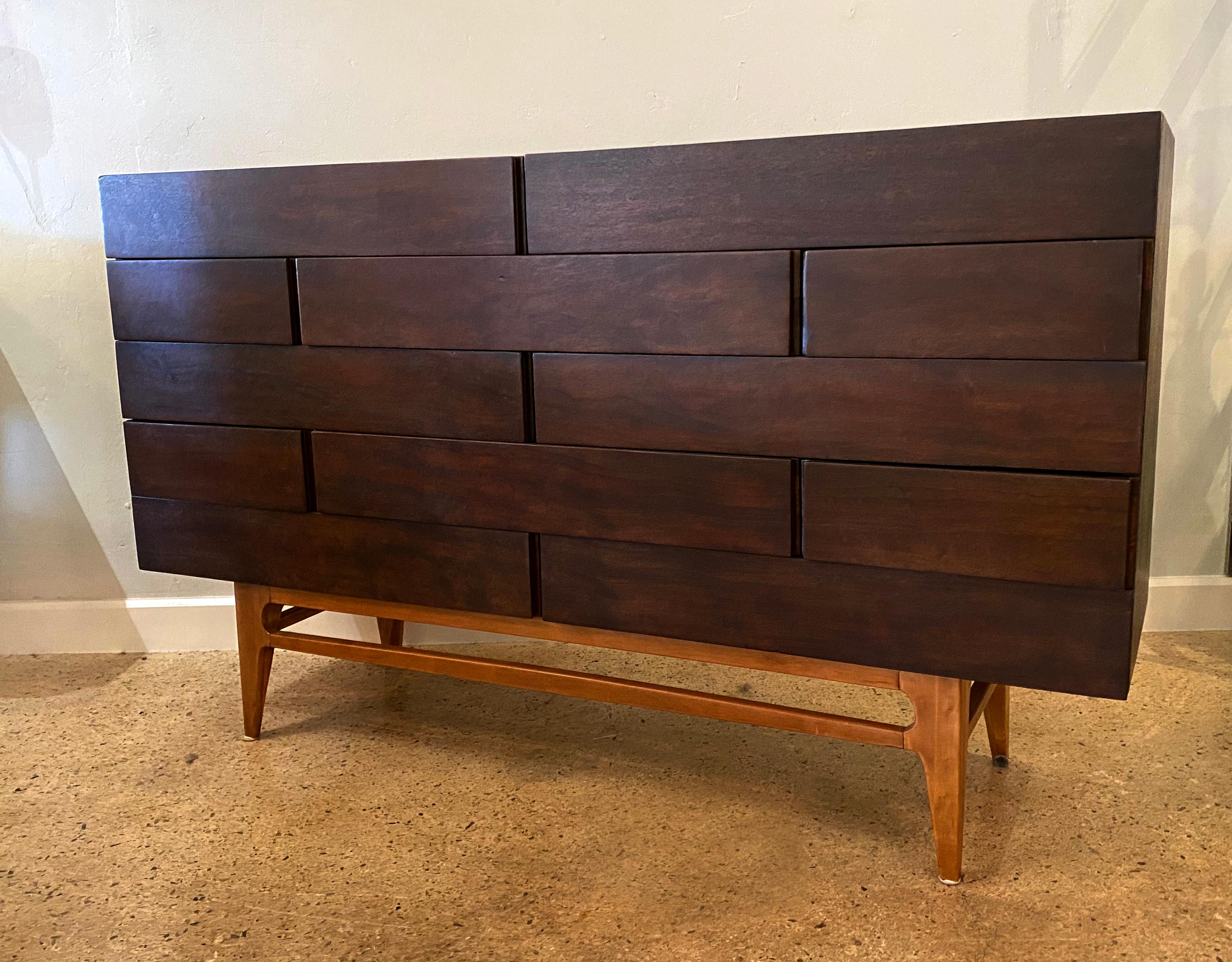 An Italian Modern 12 drawer dresser by Gio ponti For Singer & Sons... of Walnut, rectangular in shape, with alternating composition. Sitting upon a fruitwood base with splayed legs

Reference wright auction: Important Italian Design, May 23, 2006,