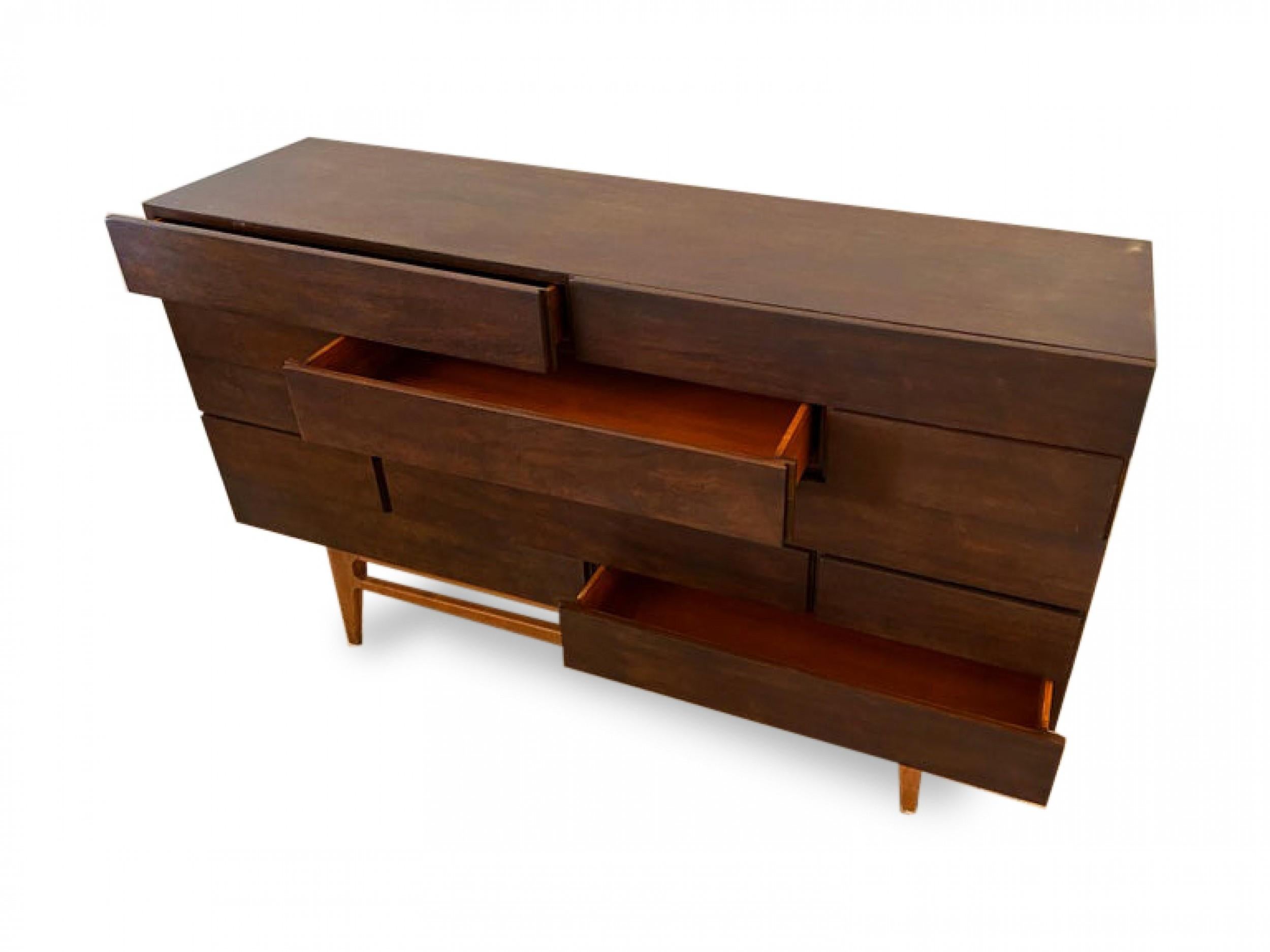 Italian Modern 12 Drawer Walnut Dresser, Gio Ponti In Good Condition For Sale In New York, NY