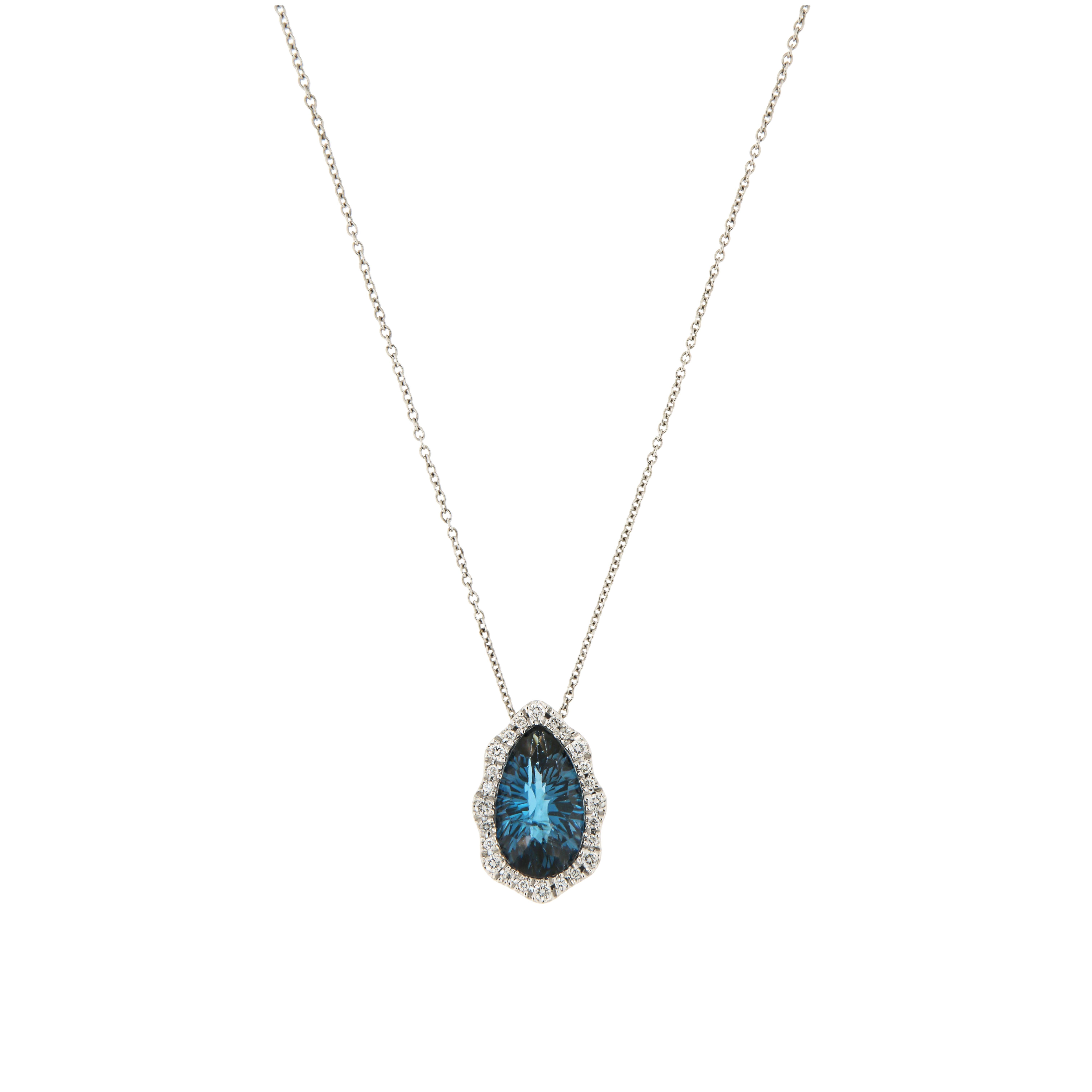Orecchini in oro bianco 18 K (anello e collana abbinati sono disponibili)
Diamante 0,64 ct
Topazio blu di Londra 

Peso 7,5 grammi


Con un patrimonio di antiche tradizioni di alta gioielleria svizzera, NATKINA è un marchio di gioielli con sede a