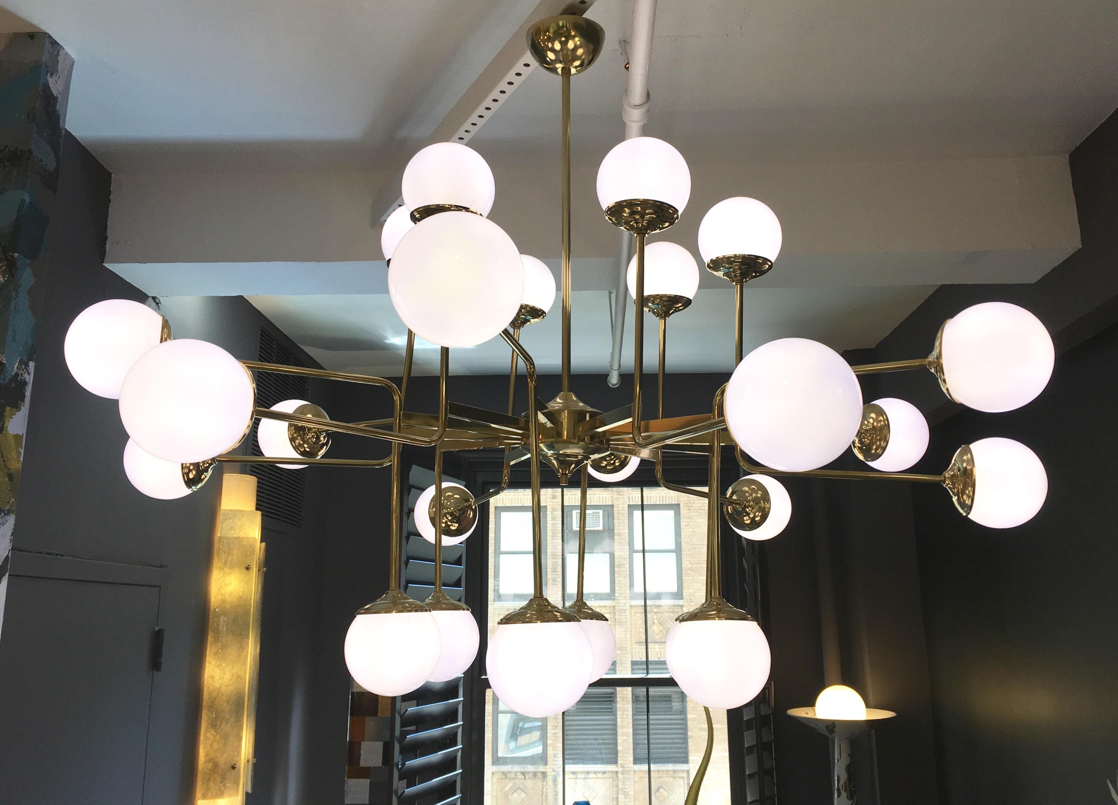 Italian Modern 24-Light Brass and Lavender Periwinkle Murano Glass Chandelier For Sale 3