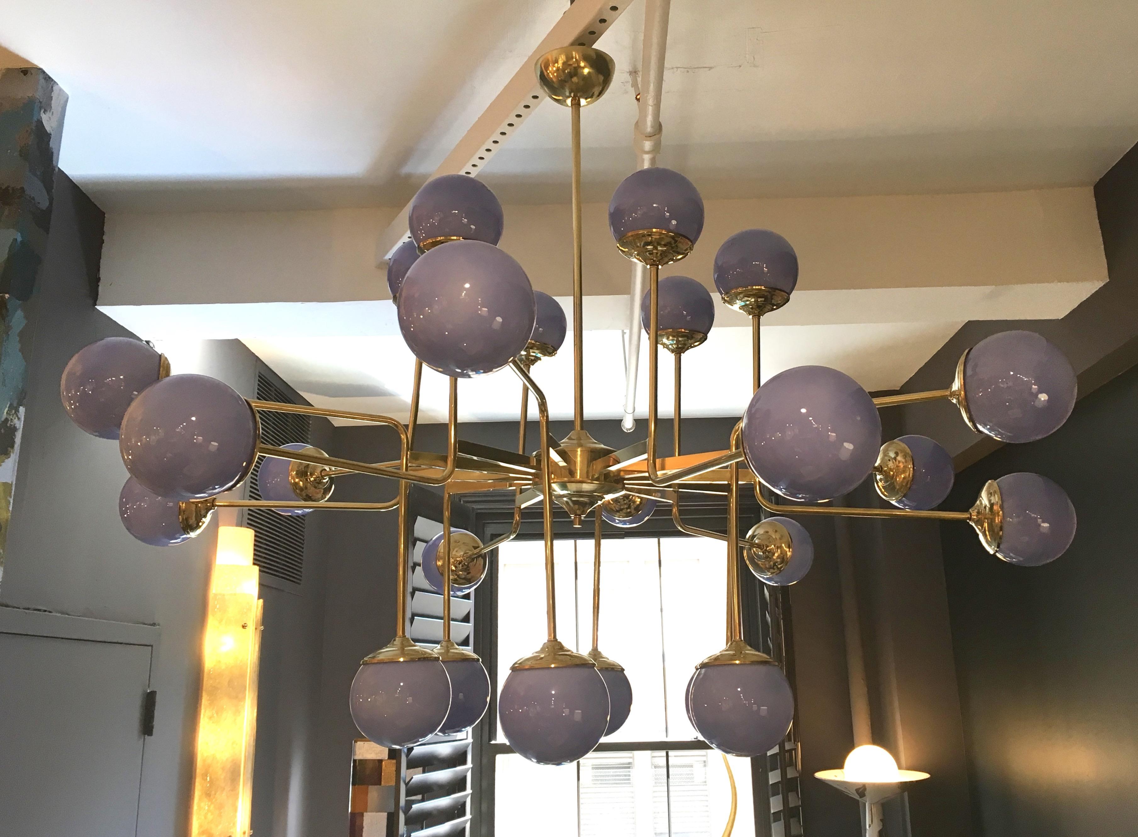 Italian Modern 24-Light Brass and Lavender Periwinkle Murano Glass Chandelier For Sale 4