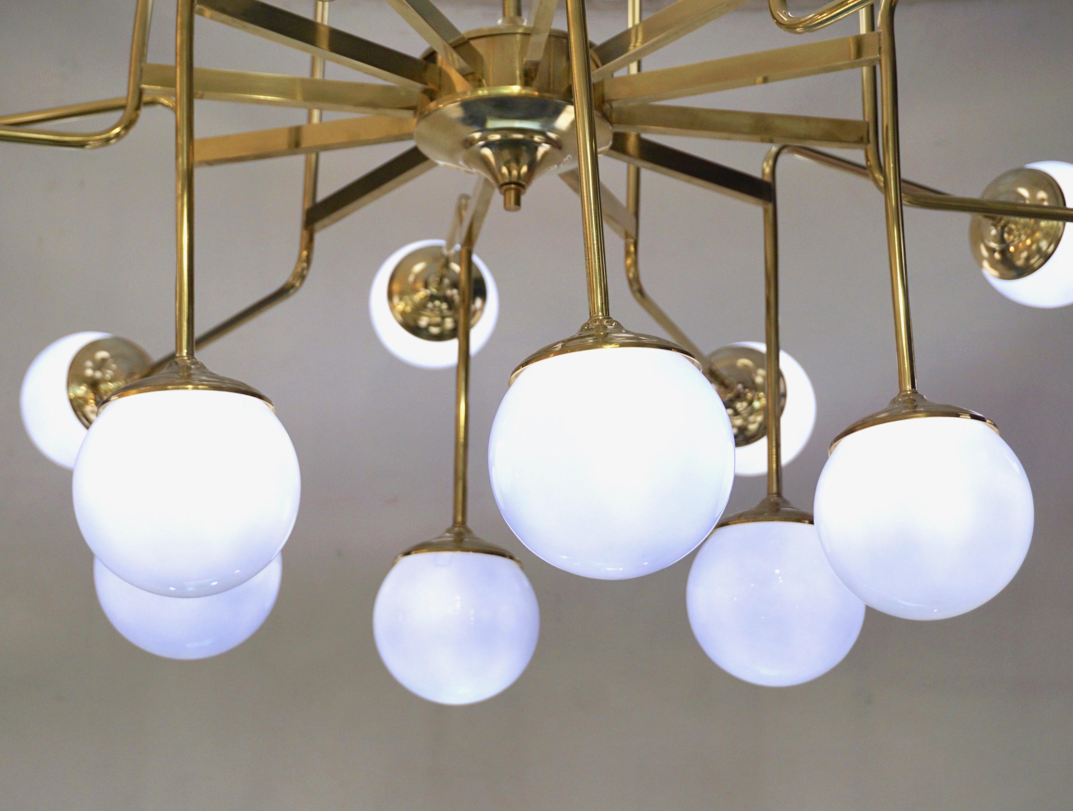 Italian Modern 24-Light Brass and Lavender Periwinkle Murano Glass Chandelier In New Condition For Sale In New York, NY