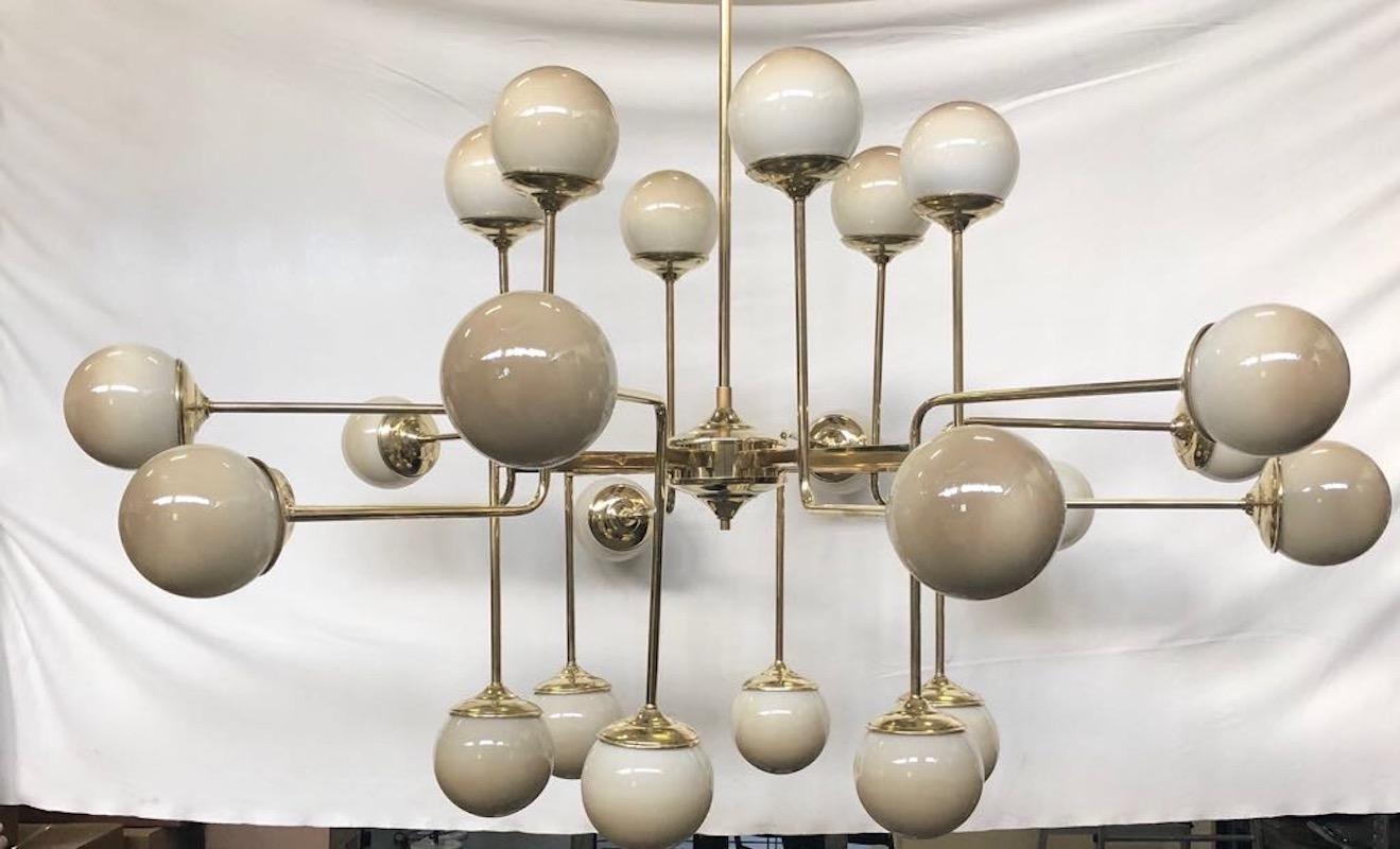 Lampadario rotondo moderno italiano a 24 luci in ottone e vetro di Murano color avorio fumè in vendita 2