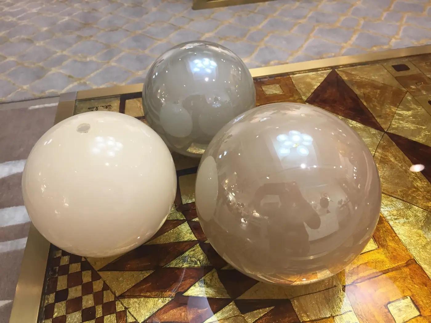 Italian Modern 24-Light Smoked Ivory Gold Murano Glass Round Brass Chandelier In New Condition For Sale In New York, NY