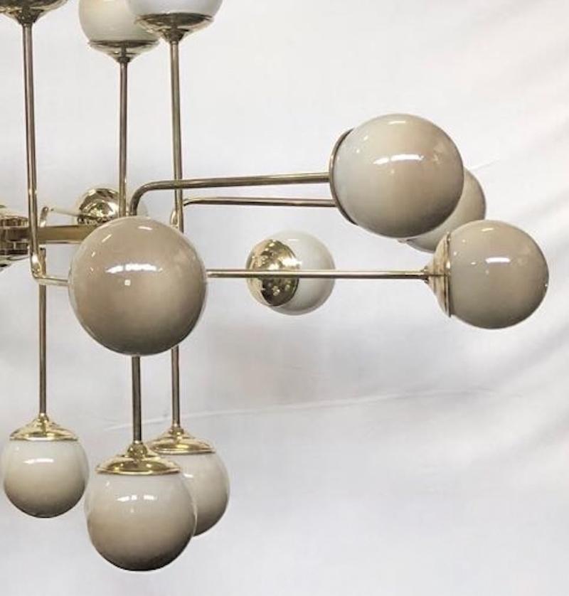 XXI secolo e contemporaneo Lampadario rotondo moderno italiano a 24 luci in ottone e vetro di Murano color avorio fumè in vendita