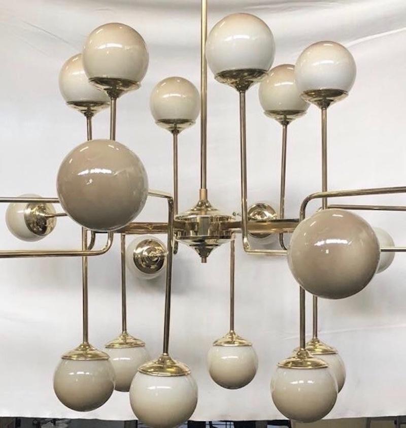 Lampadario rotondo moderno italiano a 24 luci in ottone e vetro di Murano color avorio fumè in vendita 1