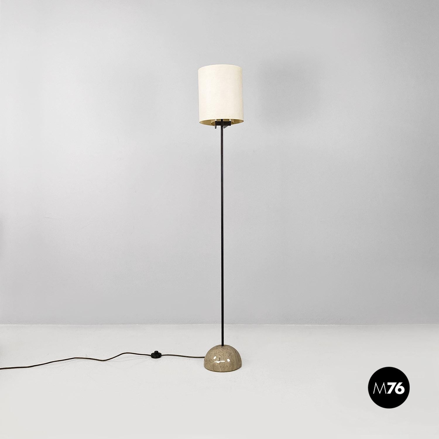 Lámpara de pie italiana moderna Abate de Afra & Tobia Scarpa para Ibis, década de 1970.
Lámpara de pie modelo Abate, formada por una base semiesférica de mármol gris desde la que se extiende el vástago central de metal negro hasta el difusor de tela