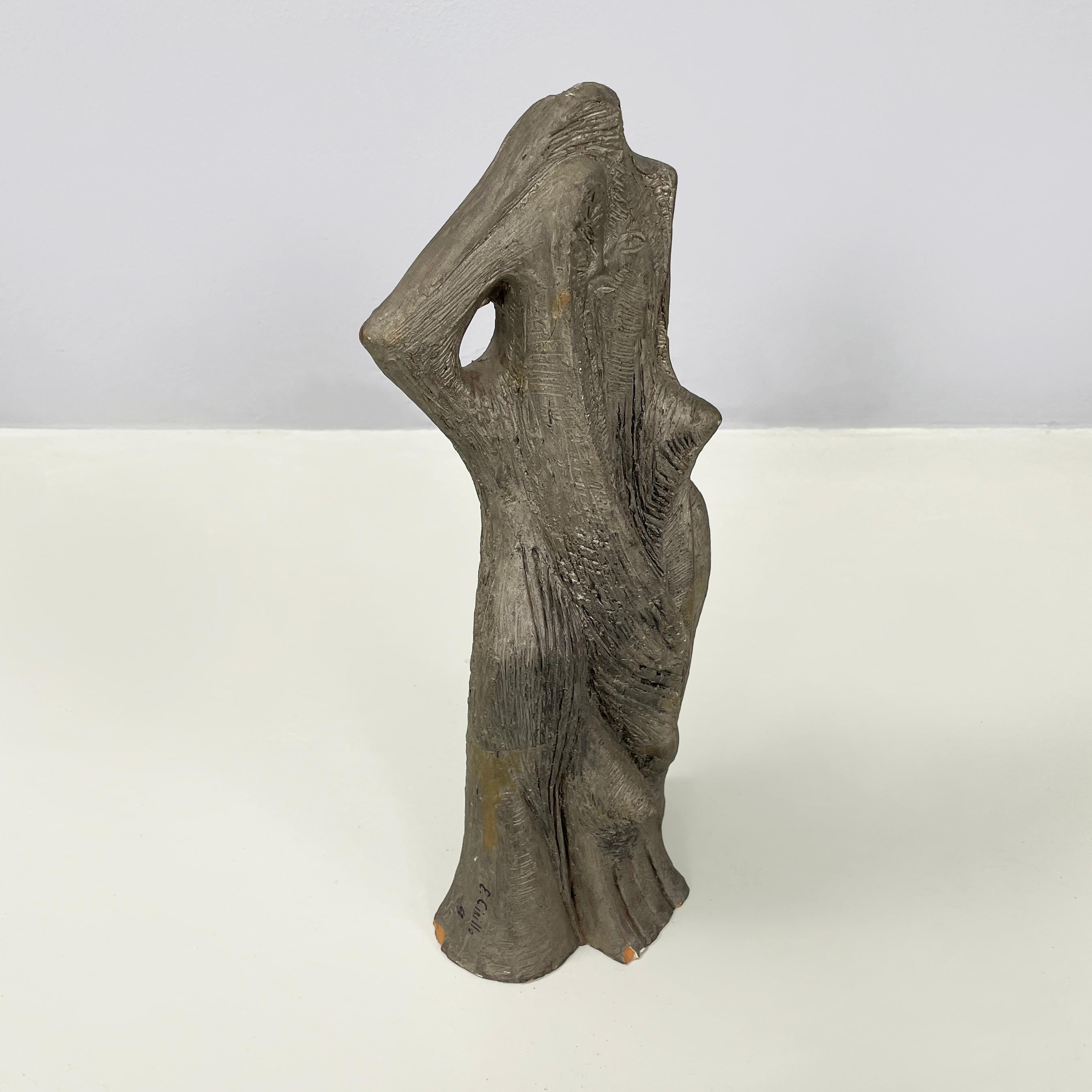 Escultura abstracta moderna italiana en terracota gris oscura de Edmondo Cirillo, 1968
Escultura de terracota pintada de gris oscuro. La forma de la escultura es orgánica y redondeada. En la parte superior se ve un ojo. Hay grabados decorativos en