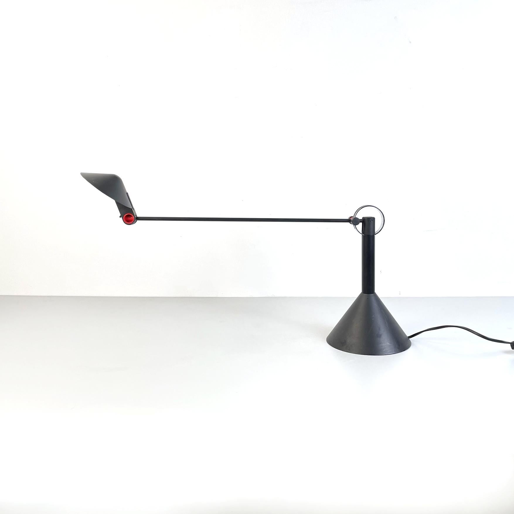 Verstellbare italienische moderne Tischlampe aus schwarzem und silbernem Metall, 1980er Jahre im Zustand „Gut“ im Angebot in MIlano, IT