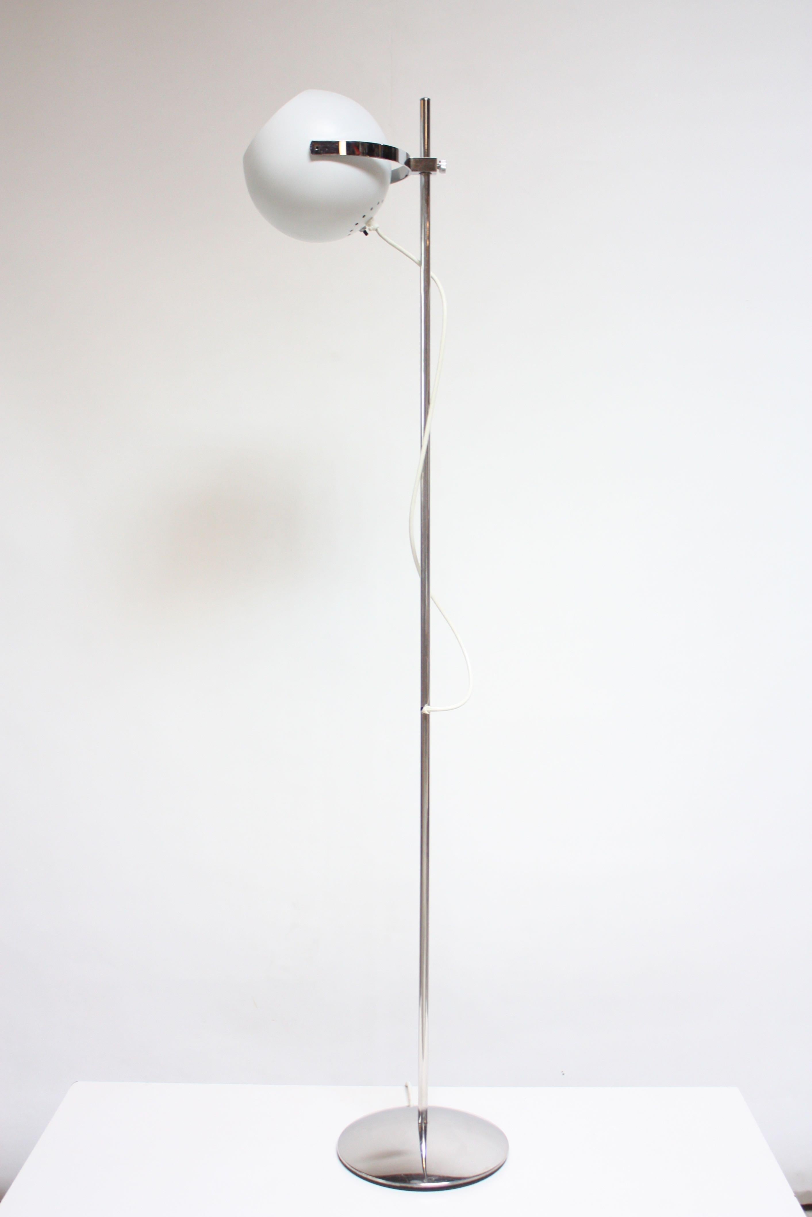 1960s Reggiani floor lamp composed of a single fixture that can be raised / lowered roughly 3/4 of the way up / down the stem (the cord exit point on the stem is lowest point of adjustability). Additionally, the fixture has full 360 flexibility with