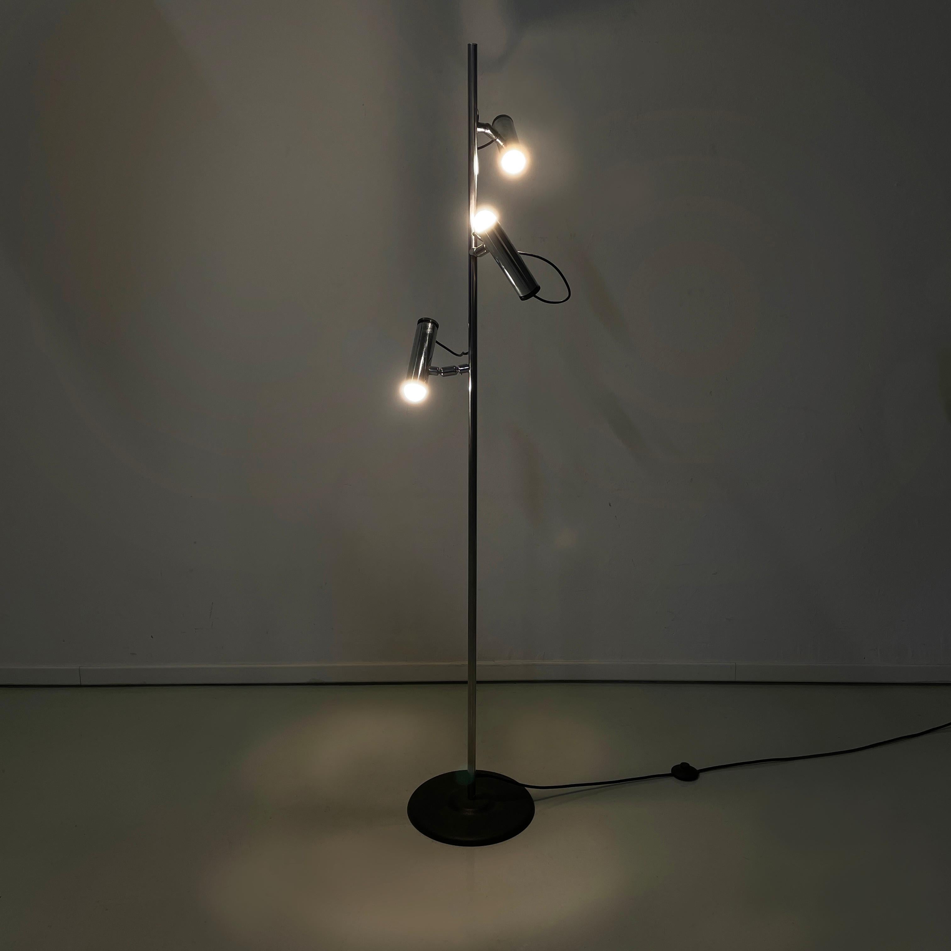 Italian modern Adjustable floor lamp with 3 light in chromed metal and black metal, 1970s
Floor lamp with 3 adjustable lights and a round base in black metal. The central structure is composed of vertical chromed metal rod. The cylindrical
