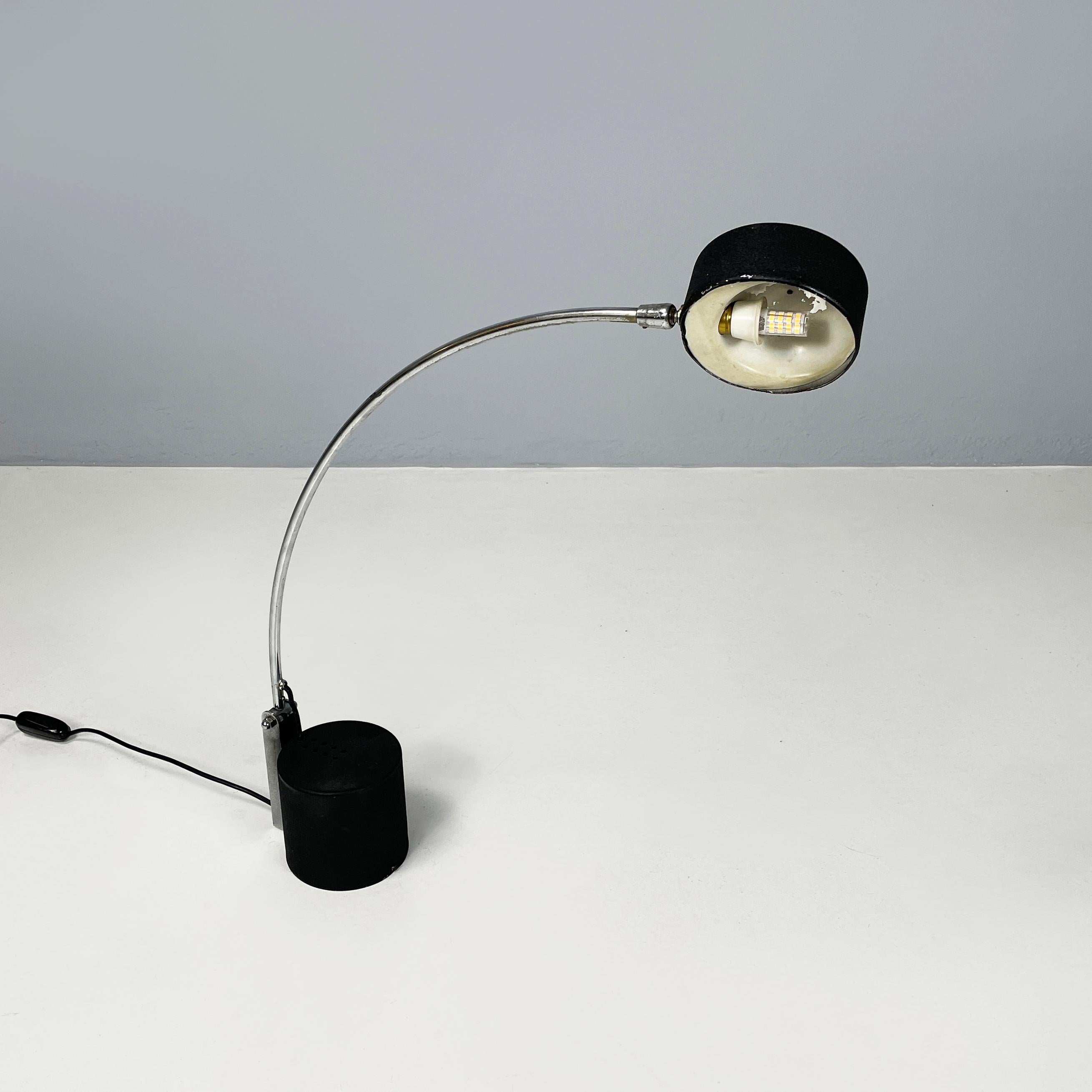 Modern Italian modern Adjustable table lamp in black metal, 1980s For Sale