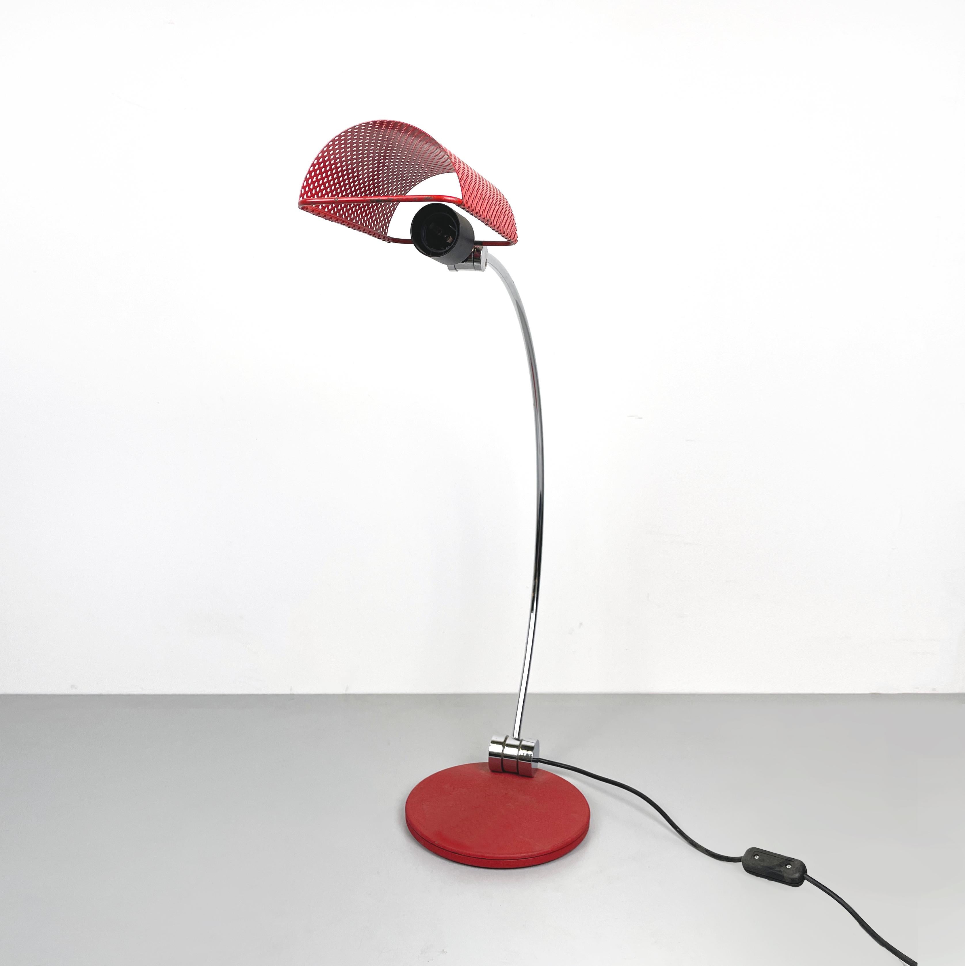 Italian modern Adjustable table lamp in red metal  sheet and steel rod, 1980s In Good Condition For Sale In MIlano, IT