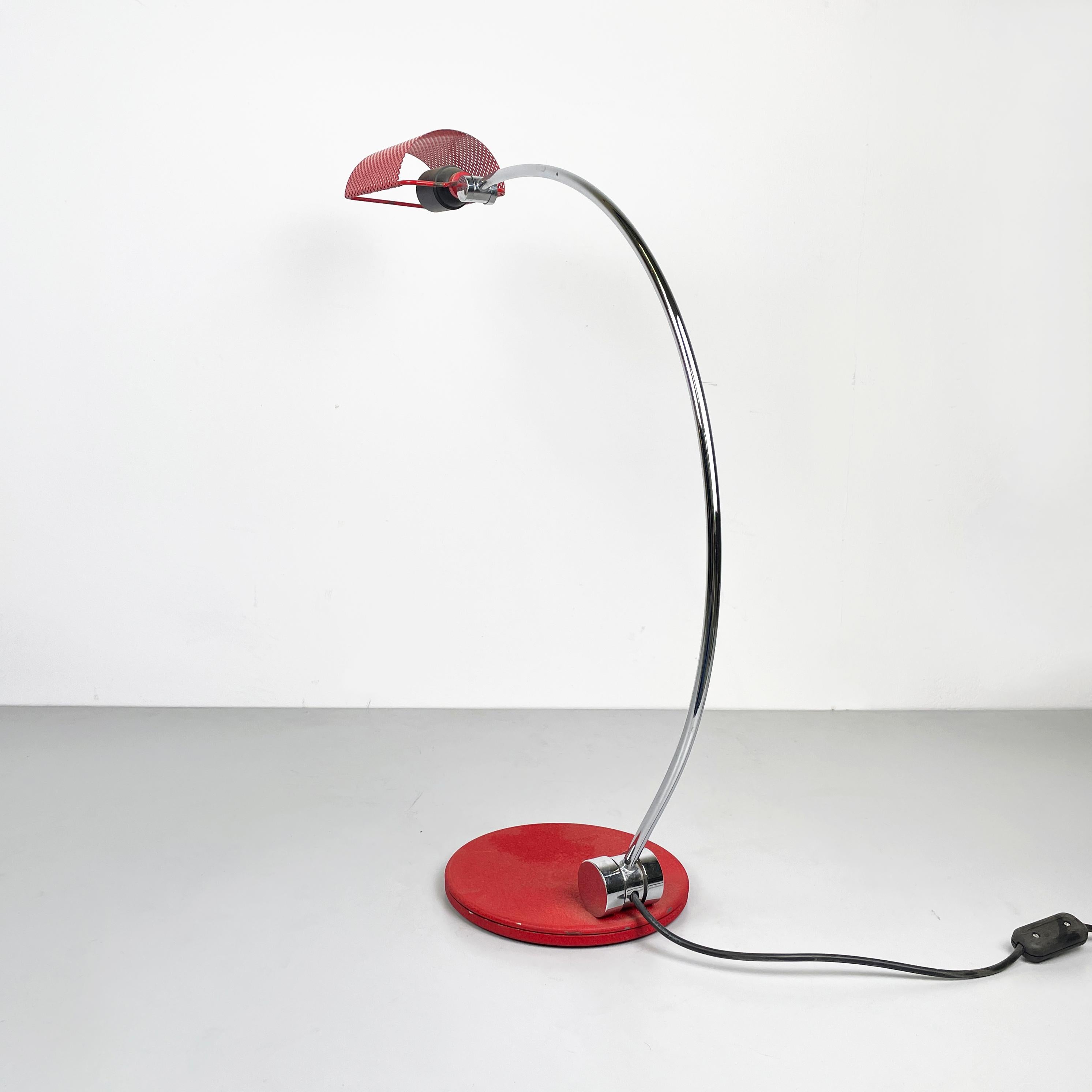Late 20th Century Italian modern Adjustable table lamp in red metal  sheet and steel rod, 1980s For Sale
