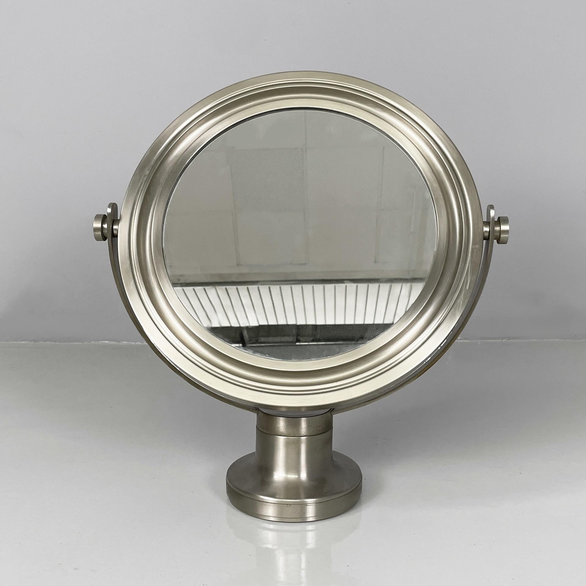Miroir de table ajustable moderne italien en métal, 1970
Miroir de table en métal réglable. Le miroir rond est réglable grâce à un axe en métal, soutenu par une bande en métal. Base ronde en métal.
1970 env.
Bon état, légères traces éparses