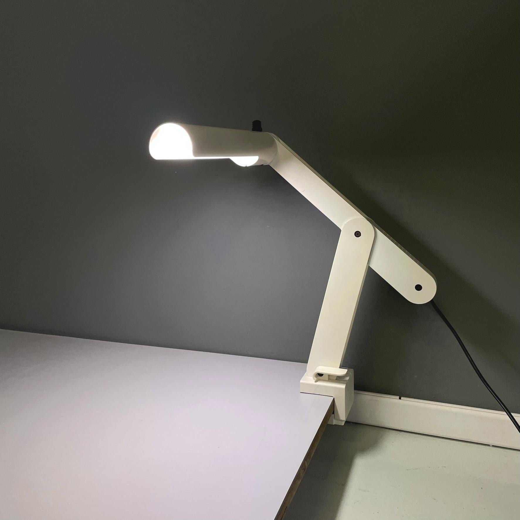 Italian Modern Adjustable White Metal Table Lamp with Clamp, 1980s In Good Condition For Sale In MIlano, IT