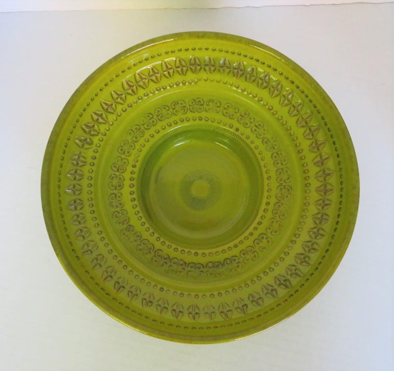 From the early 1960s, a large ceramic centerpiece bowl in vibrant chartreuse green with his signature impressed designs by the Italian Master Aldo Londi for Bitossi, retailed by Raymor. In the Rimini Blue pattern but Chartreuse. In great shape, no
