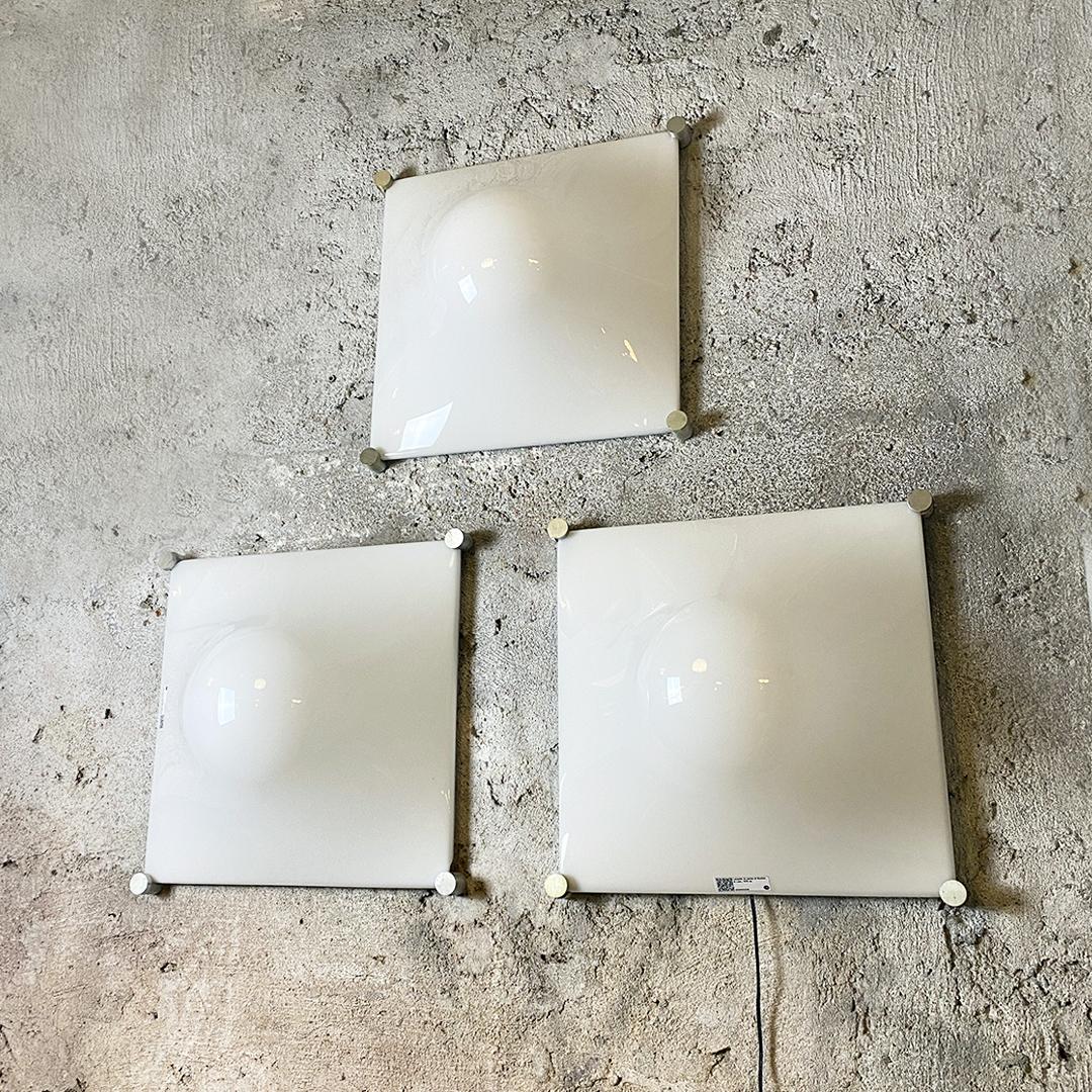 Italian Modern Aluminum and White Plastic Wall Lamps by Martinelli Luce, 1970s In Good Condition For Sale In MIlano, IT