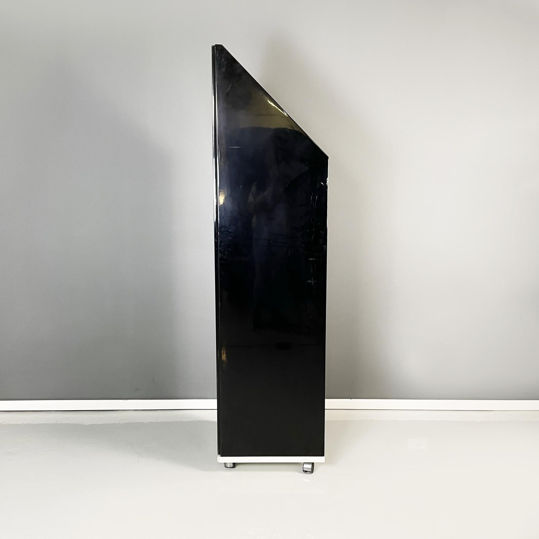 Lacquered Italian modern Angular bookcase in black lacquered and white wood, 1980s For Sale