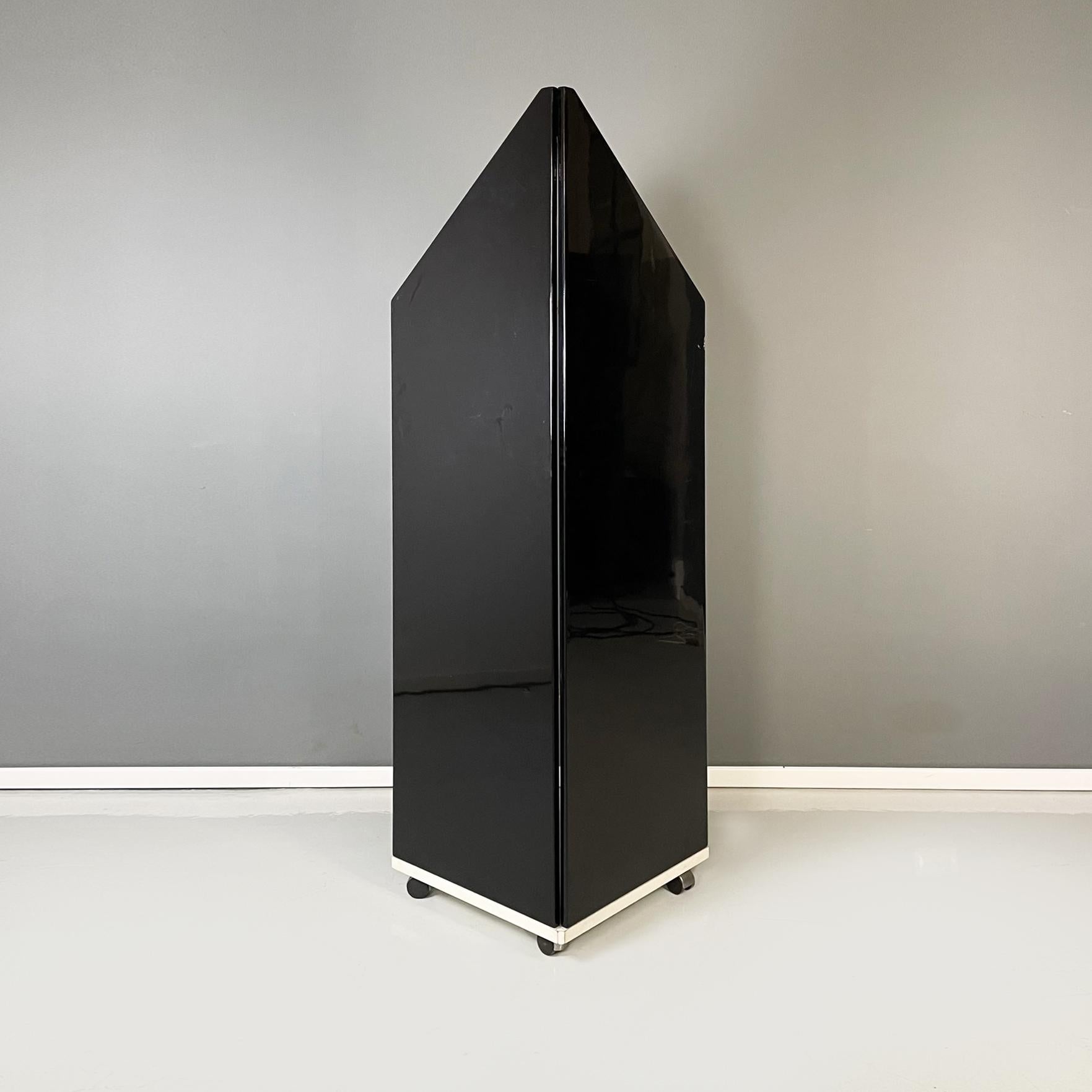 Italian modern Angular bookcase in black lacquered and white wood, 1980s In Good Condition For Sale In MIlano, IT
