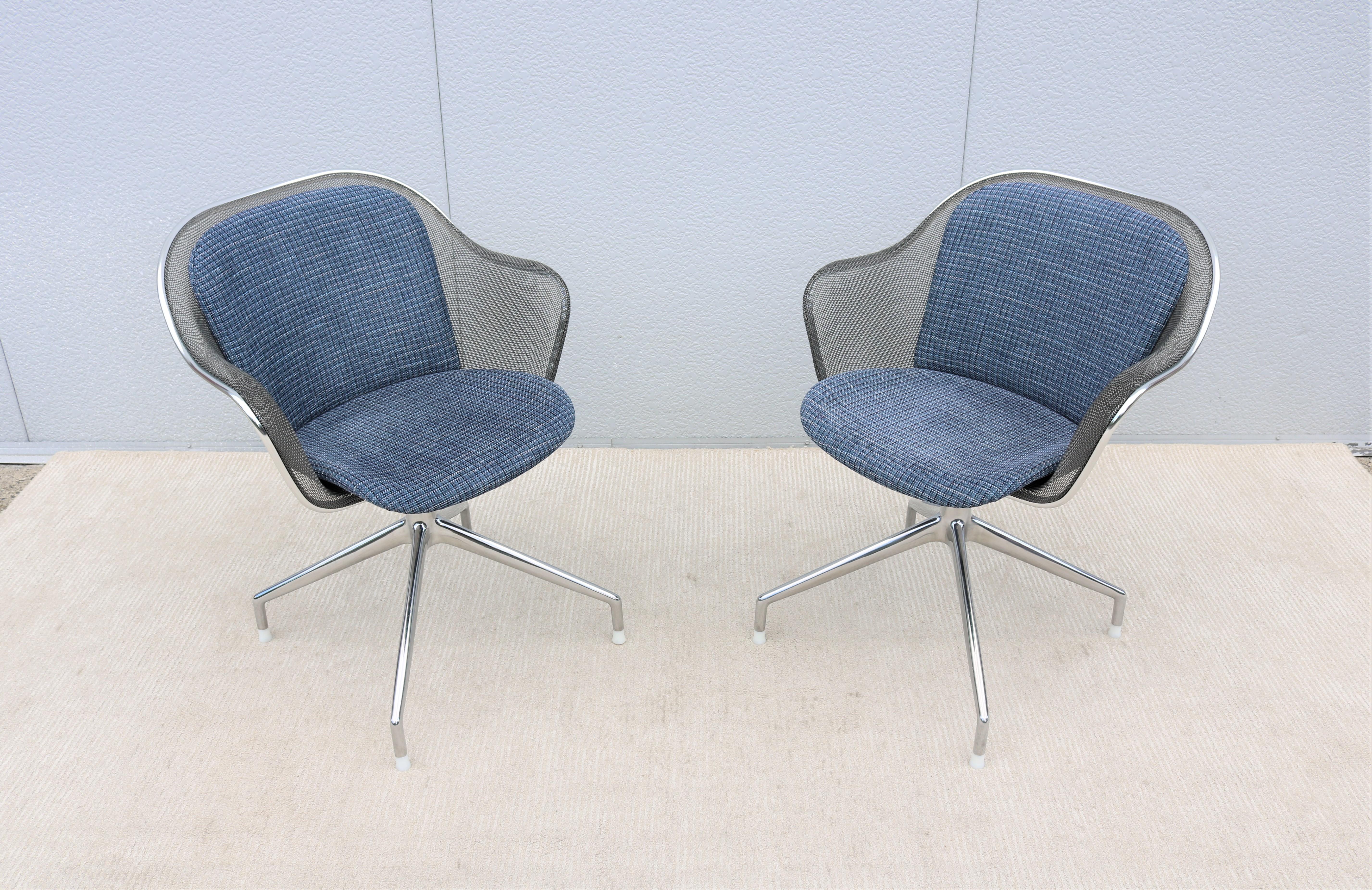 These classic and elegant Iuta swivel chairs created by Antonio Citterio for B&B Italia, combine comfort and performance and clean lines.
Featuring a stunning molded technical wire mesh shell with profiled aluminum edging.
An evolution of the