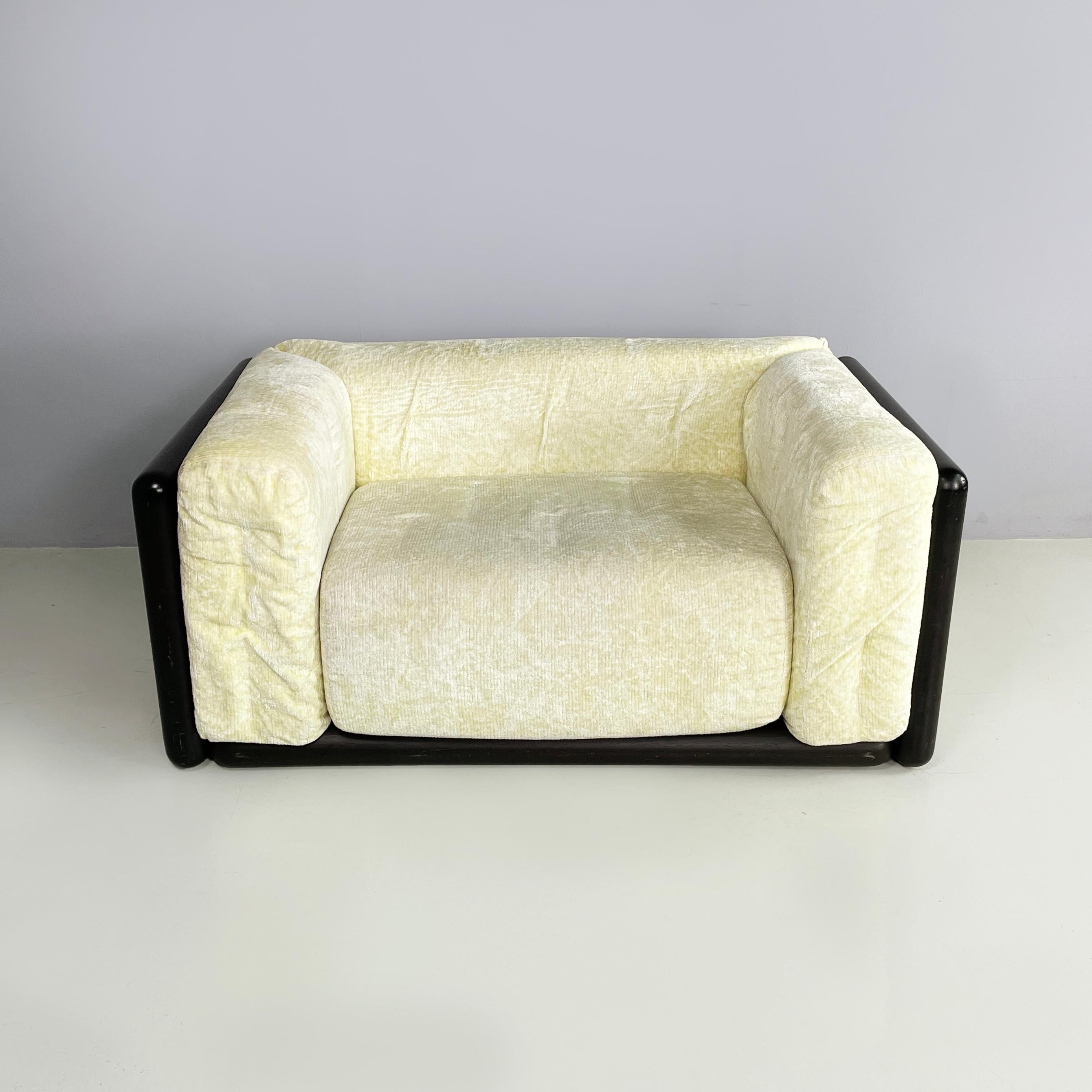 Italian modern Armchair Cornaro by Carlo Scarpa for Simon Gavina, 1980s
Armchair mod. Cornaro with round section structure in black painted solid wood. The seat is made up of a padded cushion covered in yellow-beige velvet with a striped texture.