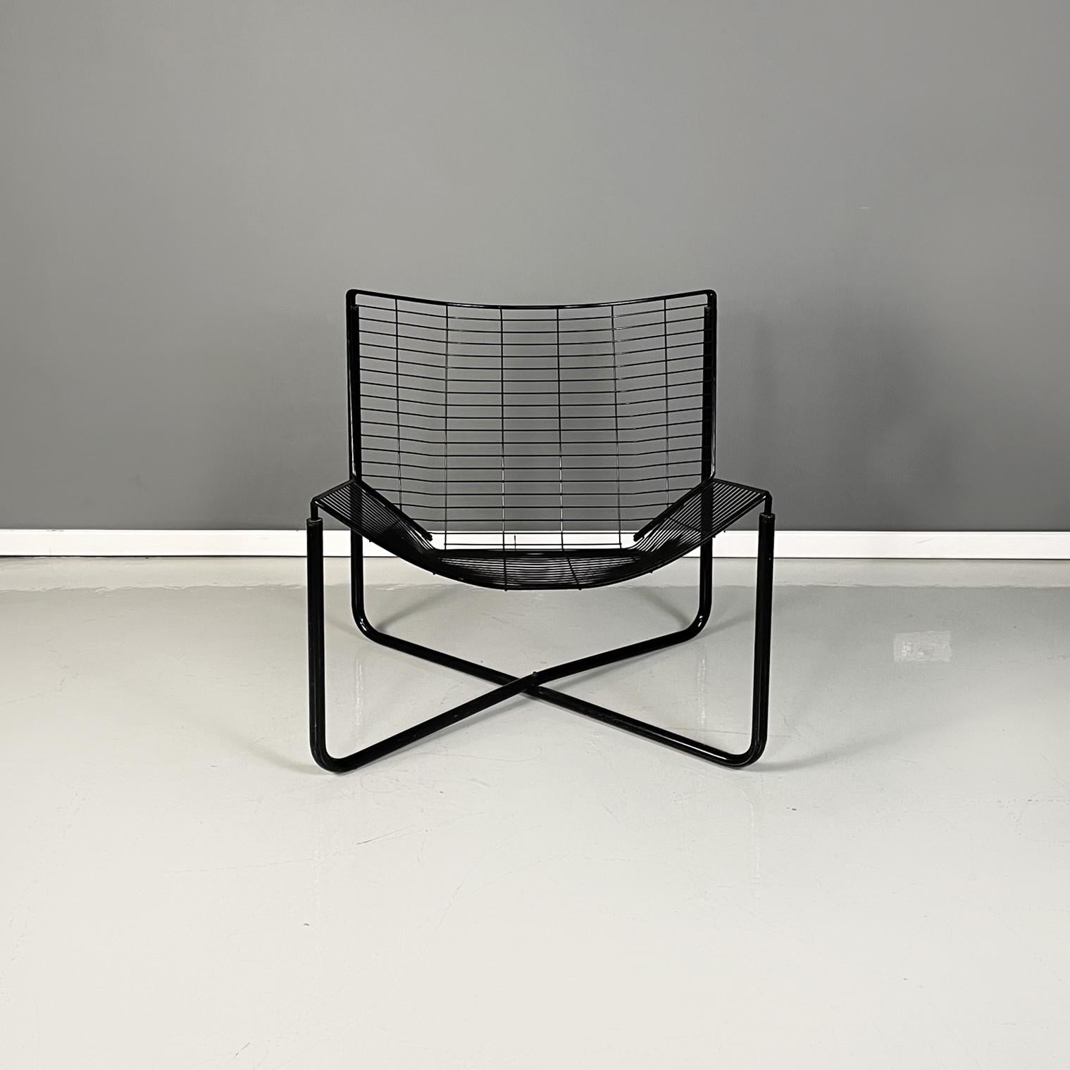 Italian modern Armchair in black tubular metal, 1980s
Armchair in black painted metal. The external structure is in black tubular while the internal one is made up of a series of thinner tubulars. The 4 round section legs cross under the