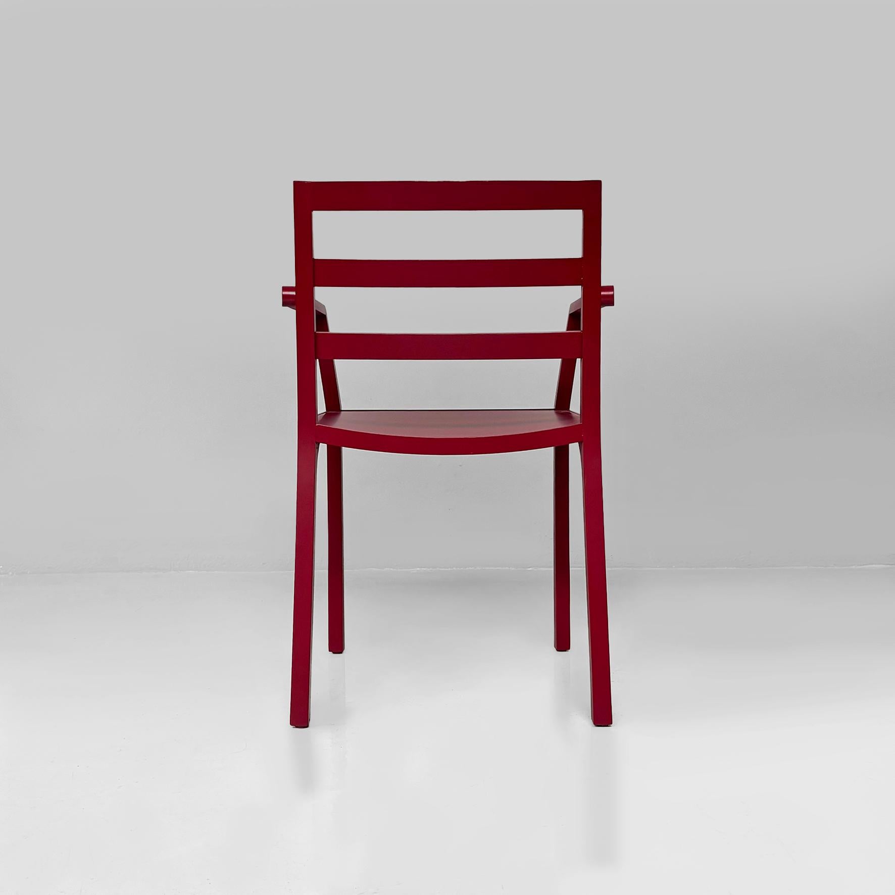 Moderner italienischer Sessel aus burgunderfarben lackiertem Holz, 1980er Jahre (Ende des 20. Jahrhunderts) im Angebot