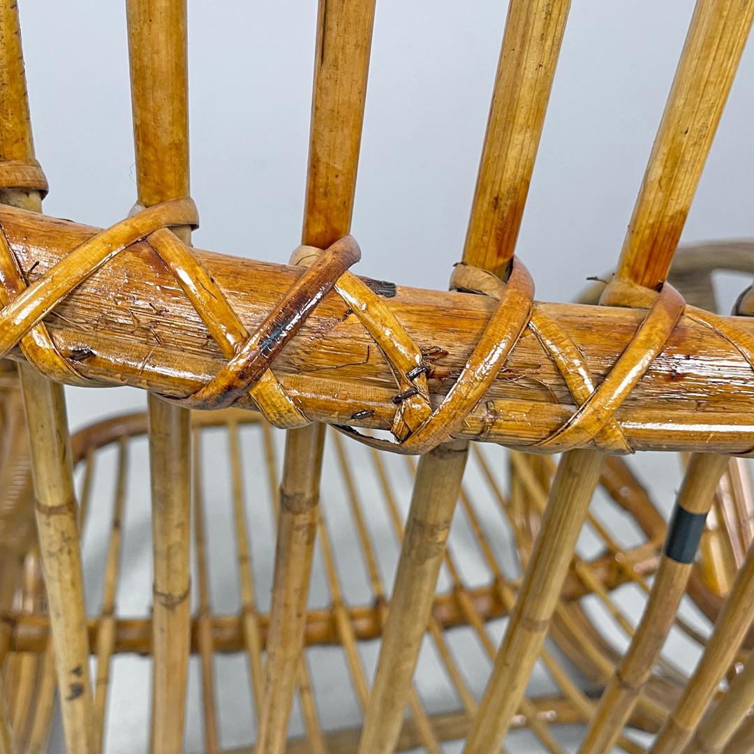 Fauteuil moderne italien en rotin avec accoudoirs et structure arrondis, 1970 en vente 4