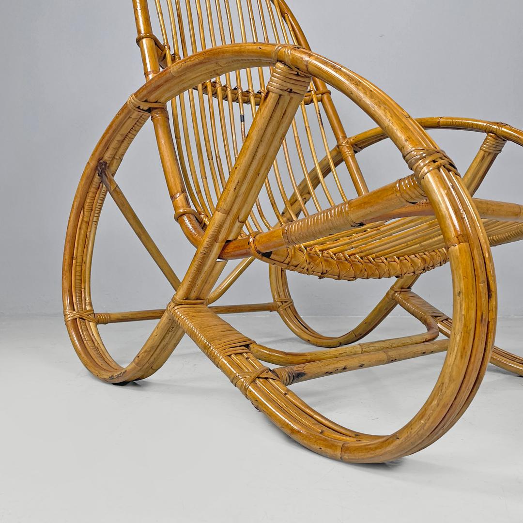 Fauteuil moderne italien en rotin avec accoudoirs et structure arrondis, 1970 en vente 8