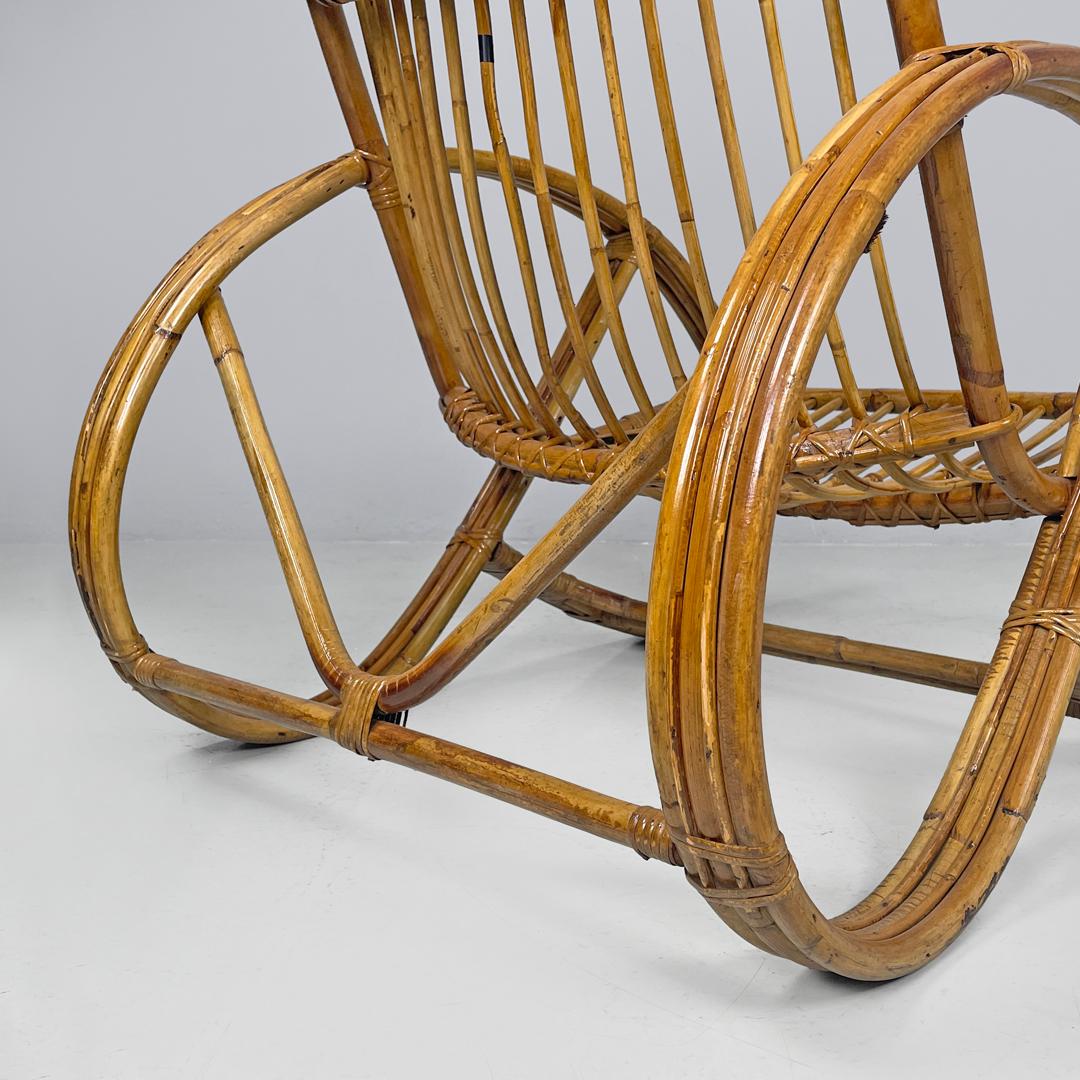 Fauteuil moderne italien en rotin avec accoudoirs et structure arrondis, 1970 en vente 10
