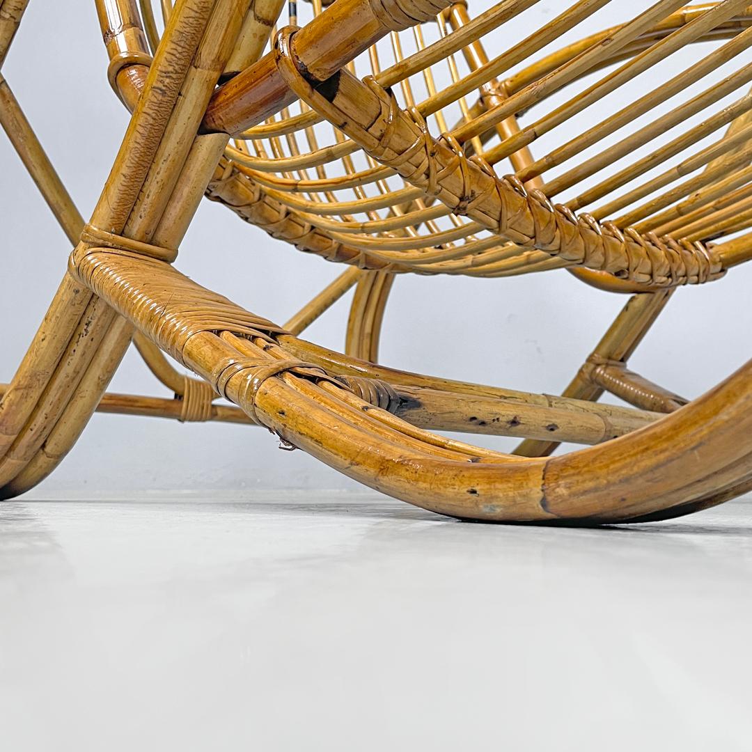 Fauteuil moderne italien en rotin avec accoudoirs et structure arrondis, 1970 en vente 12