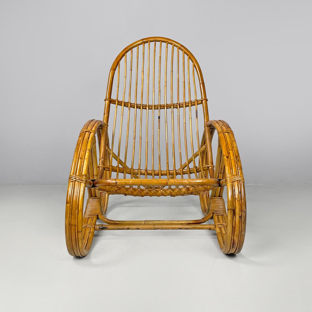 Fauteuil moderne italien en rotin avec accoudoirs et structure arrondis, 1970
Fauteuil avec accoudoirs entièrement en rotin. L'assise et le dossier sont composés d'un seul corps avec des éléments verticaux. Les deux accoudoirs suivent des lignes