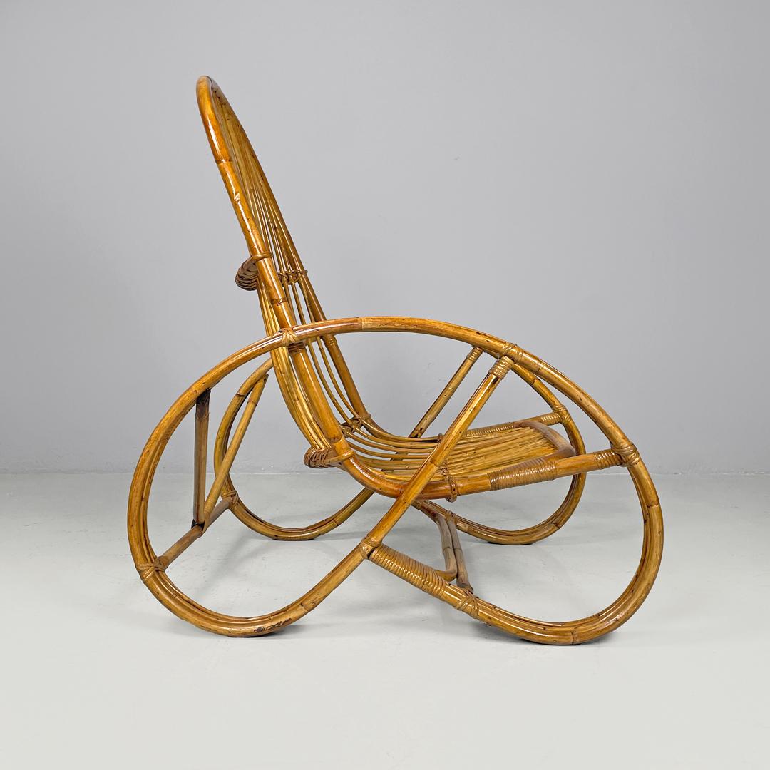 Moderne Fauteuil moderne italien en rotin avec accoudoirs et structure arrondis, 1970 en vente