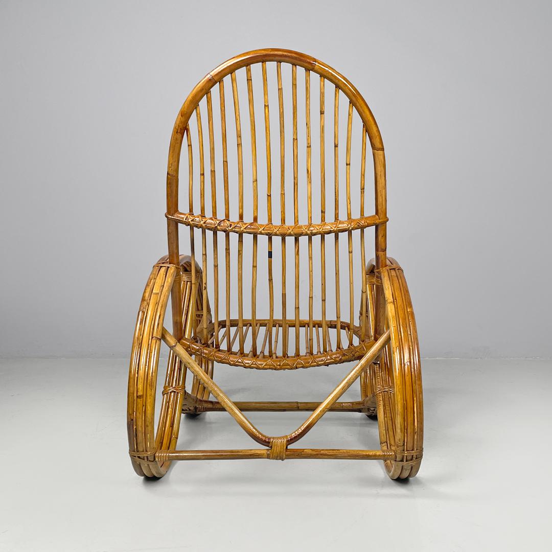 Fin du 20e siècle Fauteuil moderne italien en rotin avec accoudoirs et structure arrondis, 1970 en vente