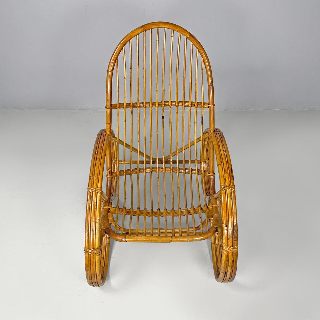 Rotin Fauteuil moderne italien en rotin avec accoudoirs et structure arrondis, 1970 en vente